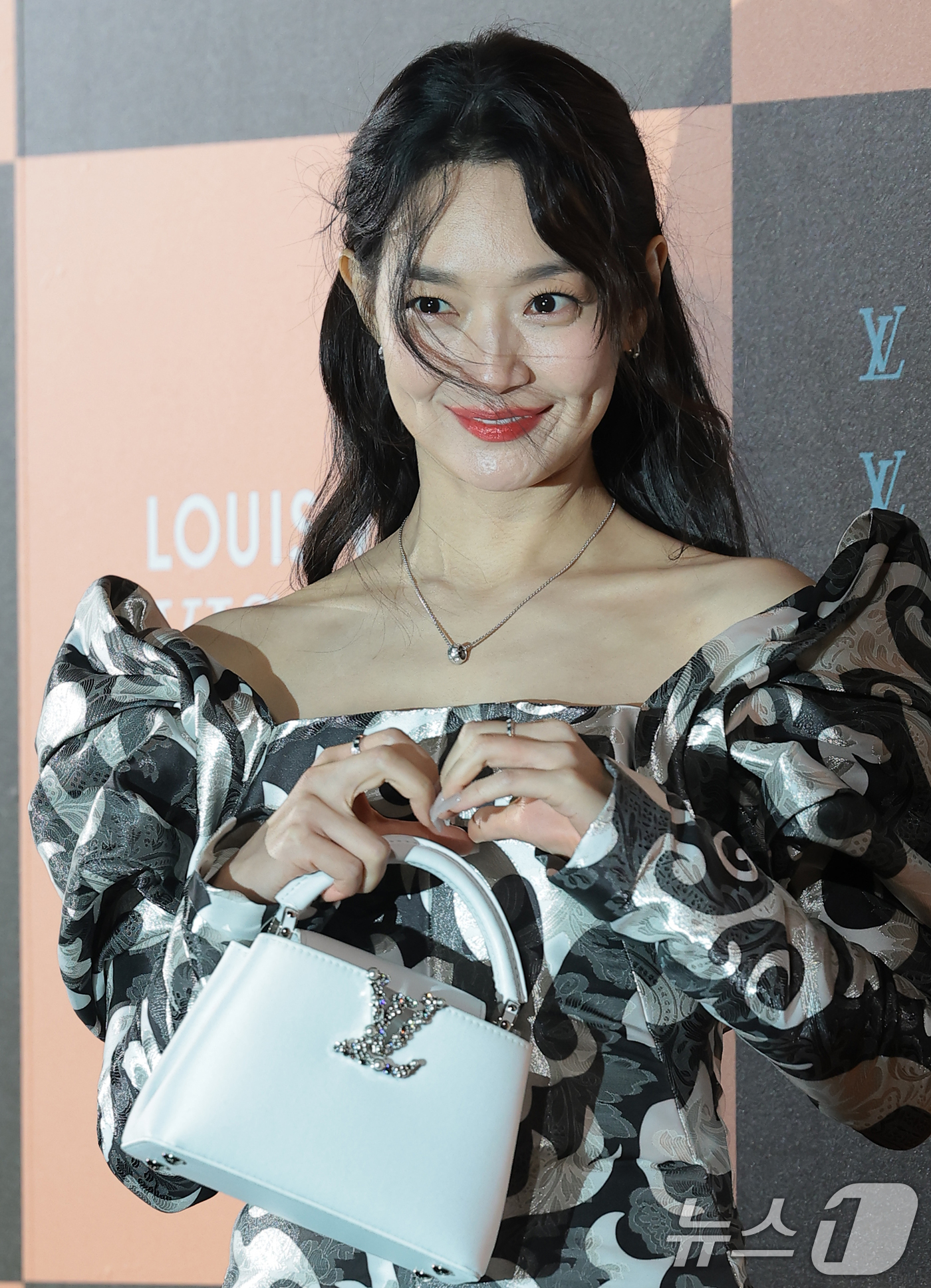 (서울=뉴스1) 권현진 기자 = 배우 신민아가 3일 서울 중구 신세계백화점 본점에서 열린 ‘루이 비통 비저너리 저니 서울’ 오프닝 행사에 참석해 포즈를 취하고 있다. 2025.12 …