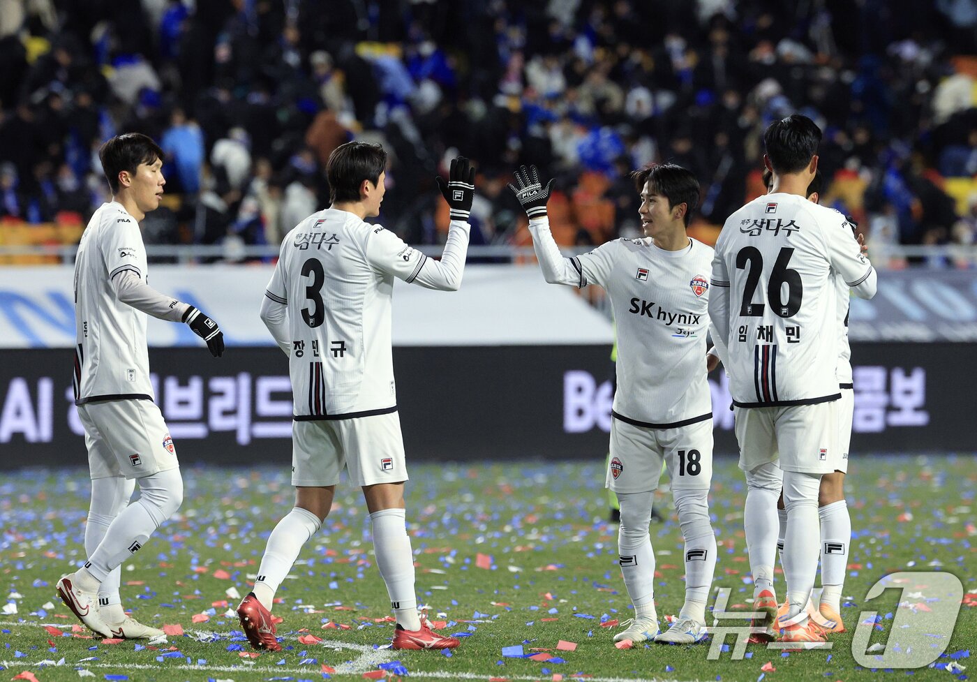 본문 이미지 - 3일 오후 경기도 수원시 팔달구 월드컵로 수원월드컵경기장에서 열린 하나은행 K리그 승강 플레이오프 2025 1차전 수원삼성과 제주SK의 경기에서 1대0 승리를 거둔 제주 선수들이 자축하고 있다. 2025.12.3/뉴스1 ⓒ News1 박정호 기자
