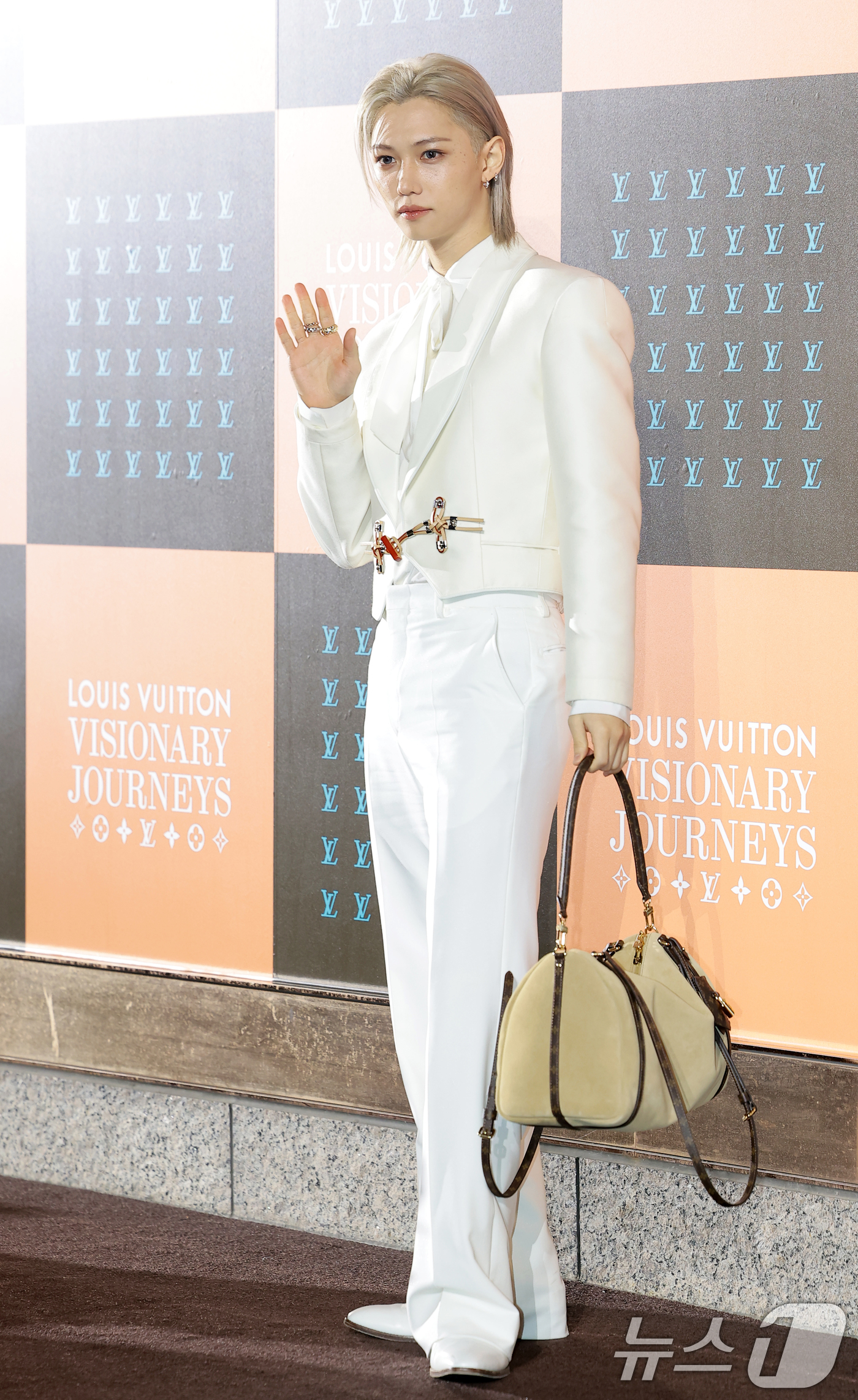 (서울=뉴스1) 권현진 기자 = 스트레이 키즈 필릭스가 3일 서울 중구 신세계백화점 본점에서 열린 ‘루이 비통 비저너리 저니 서울’ 오프닝 행사에 참석해 포즈를 취하고 있다. 20 …