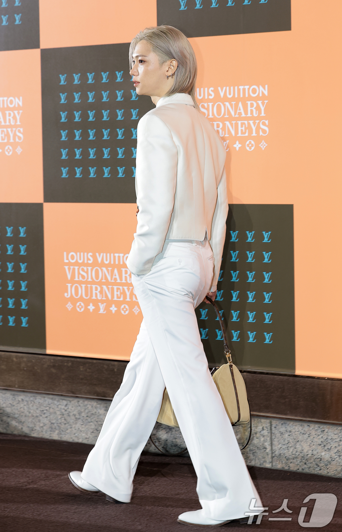 (서울=뉴스1) 권현진 기자 = 스트레이 키즈 필릭스가 3일 서울 중구 신세계백화점 본점에서 열린 ‘루이 비통 비저너리 저니 서울’ 오프닝 행사에 참석하고 있다. 2025.12.3 …