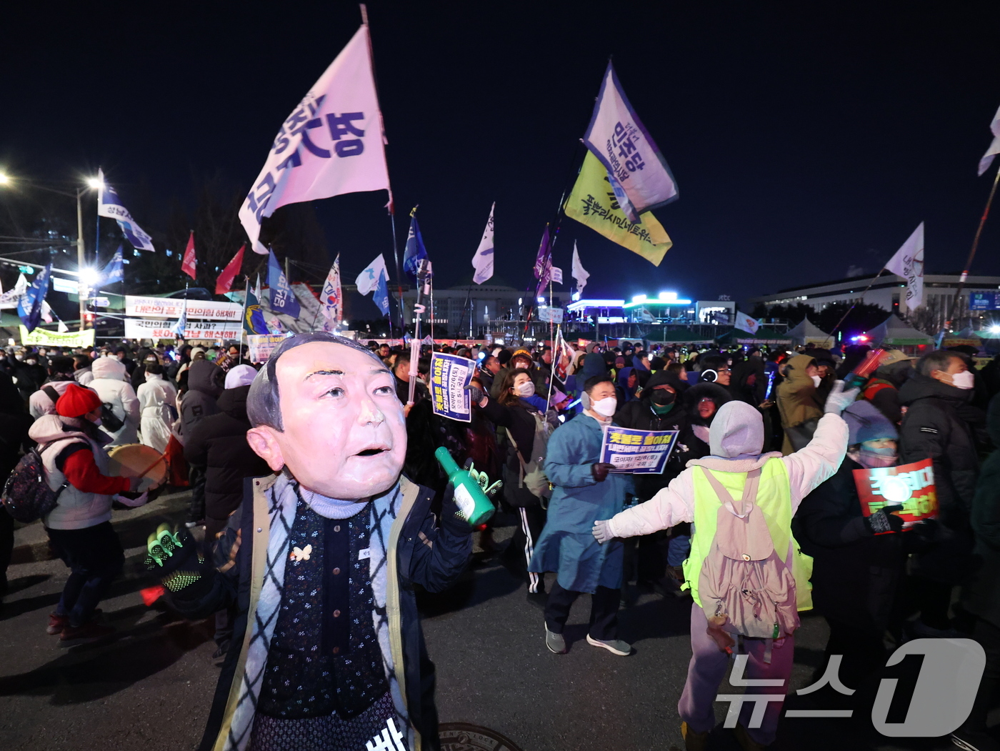 (서울=뉴스1) 박지혜 기자 = 12·3 비상계엄 1년을 맞은 3일 서울 여의도 국회 앞에서 '12·3 내란외환 청산과 종식, 사회대개혁 시민대행진'에 참여한 시민들이 행진을 하고 …