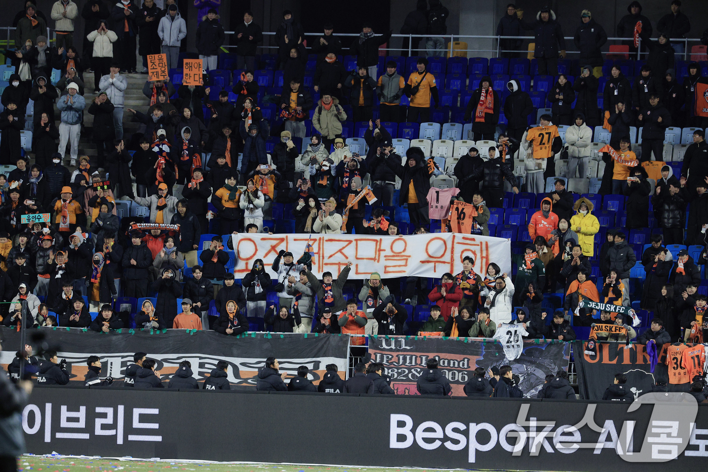 (수원=뉴스1) 박정호 기자 = 3일 오후 경기도 수원시 팔달구 월드컵로 수원월드컵경기장에서 열린 하나은행 K리그 승강 플레이오프 2025 1차전 수원삼성과 제주SK의 경기에서 1 …