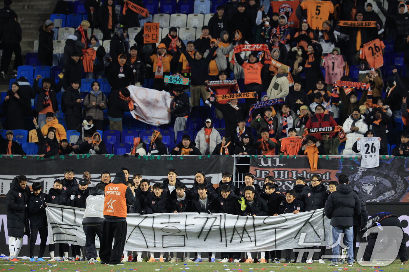 (수원=뉴스1) 박정호 기자 = 3일 오후 경기도 수원시 팔달구 월드컵로 수원월드컵경기장에서 열린 하나은행 K리그 승강 플레이오프 2025 1차전 수원삼성과 제주SK의 경기에서 1 …