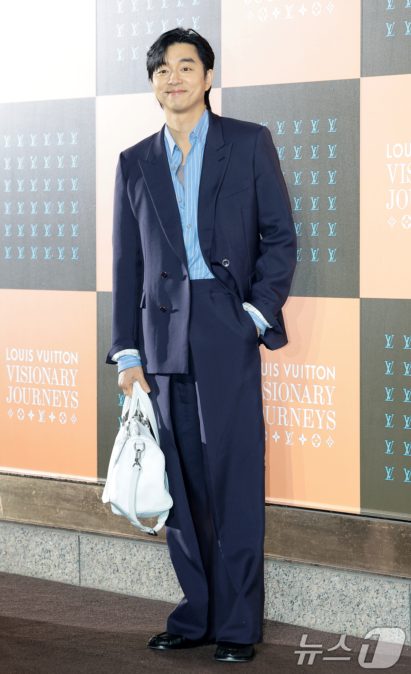 (서울=뉴스1) 권현진 기자 = 배우 공유가 3일 서울 중구 신세계백화점 본점에서 열린 ‘루이 비통 비저너리 저니 서울’ 오프닝 행사에 참석해 포즈를 취하고 있다. 2025.12. …