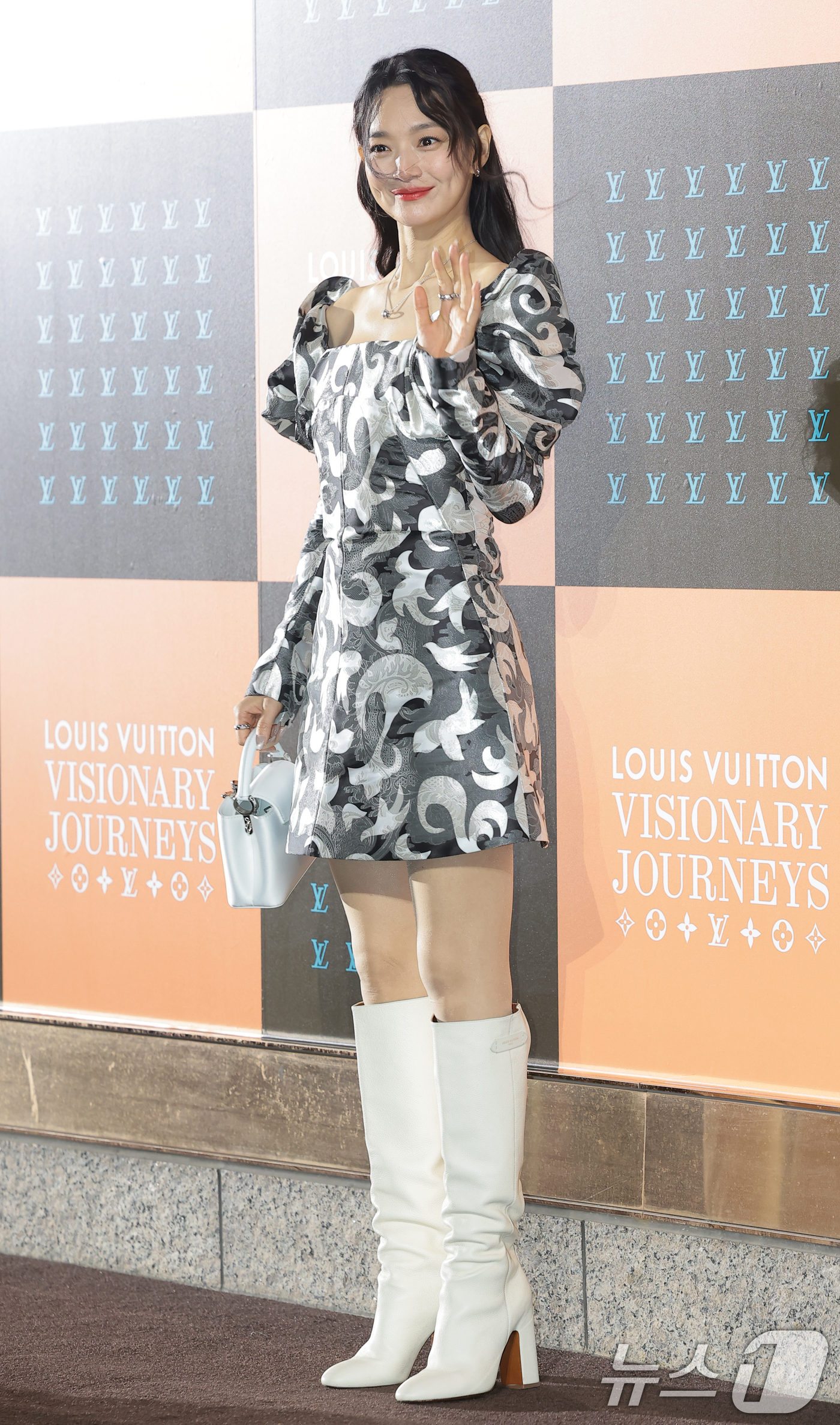 (서울=뉴스1) 권현진 기자 = 배우 신민아가 3일 서울 중구 신세계백화점 본점에서 열린 ‘루이 비통 비저너리 저니 서울’ 오프닝 행사에 참석해 포즈를 취하고 있다. 2025.12 …