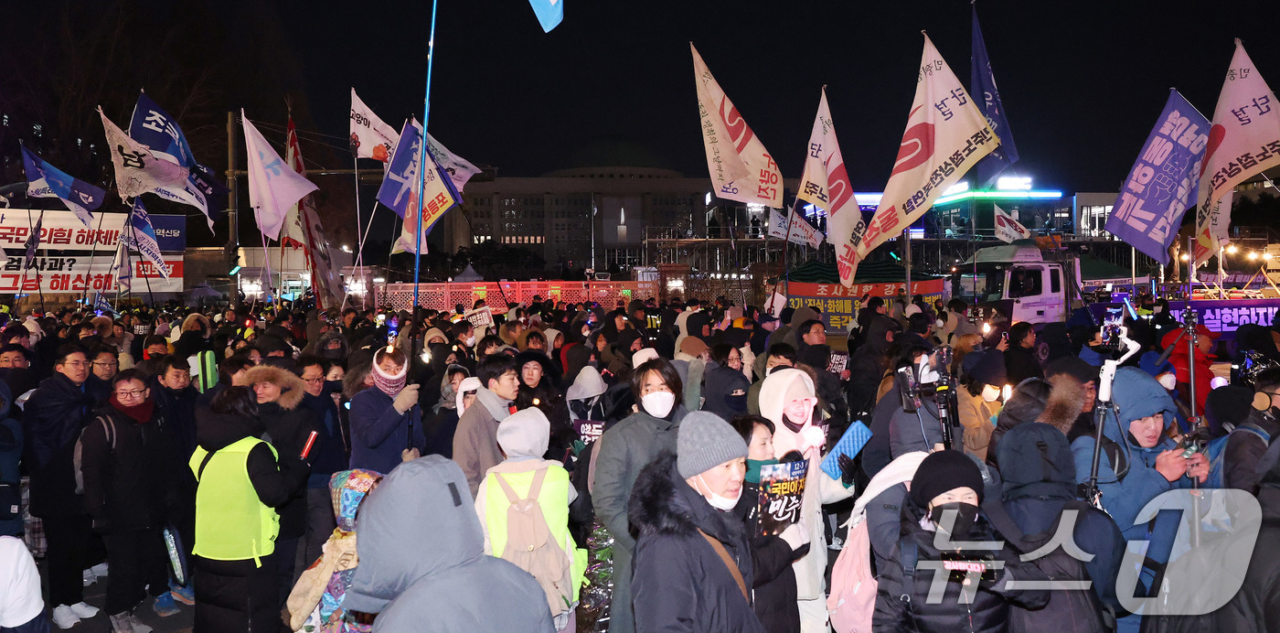 (서울=뉴스1) 박지혜 기자 = 12·3 비상계엄 1년을 맞은 3일 서울 여의도 국회 앞에서 '12·3 내란외환 청산과 종식, 사회대개혁 시민대행진'에 참여한 시민들이 국민의힘 당 …