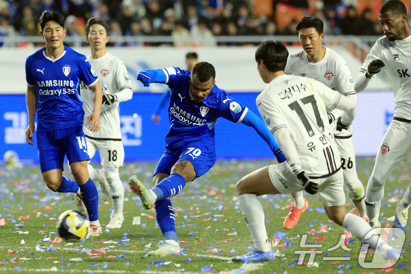 (수원=뉴스1) 박정호 기자 = 3일 오후 경기도 수원시 팔달구 월드컵로 수원월드컵경기장에서 열린 하나은행 K리그 승강 플레이오프 2025 1차전 수원삼성과 제주SK의 경기에서 수 …