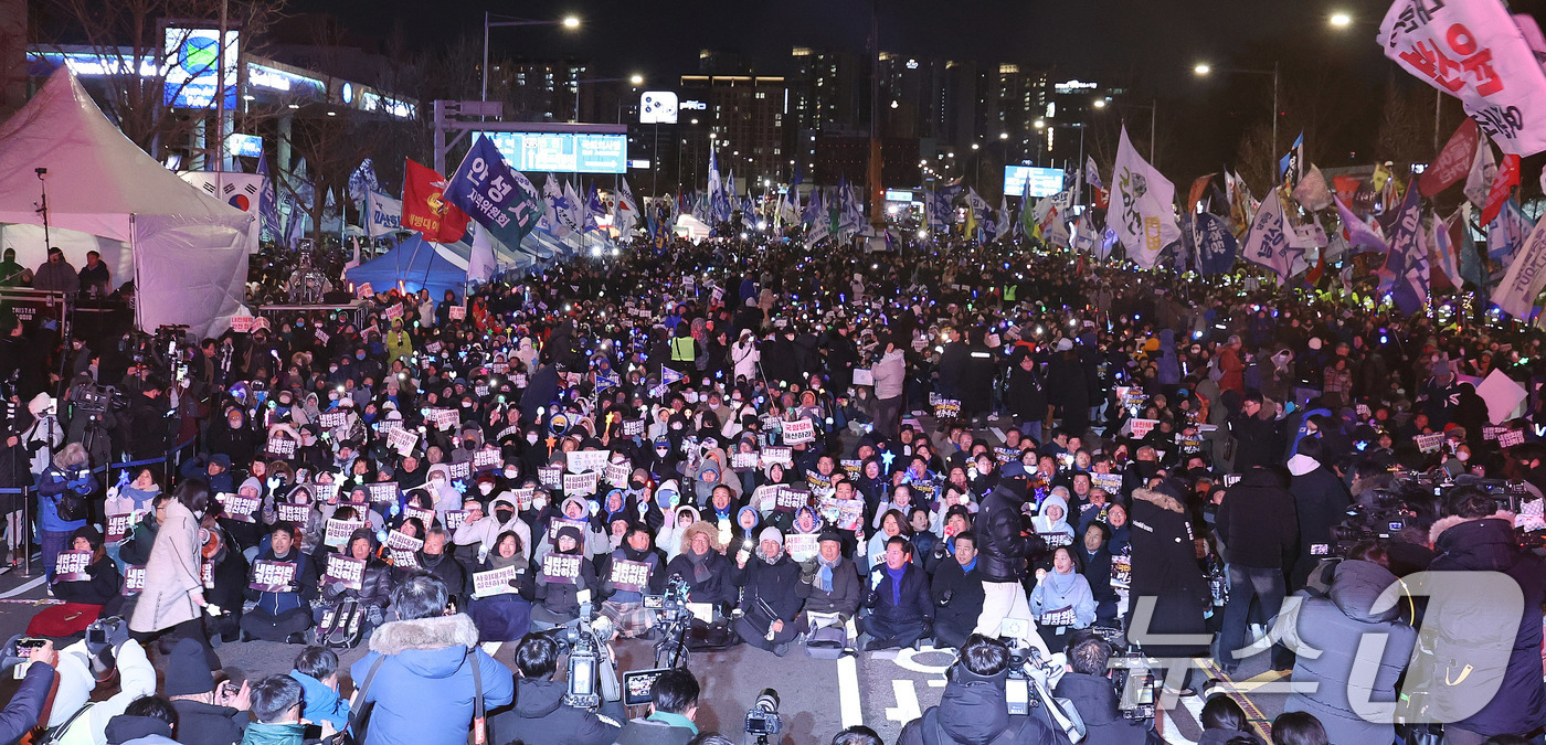 (서울=뉴스1) 박지혜 기자 = 12·3 비상계엄 1년을 맞은 3일 서울 여의도 국회 앞에서 '12·3 내란외환 청산과 종식, 사회대개혁 시민대행진'에 참여한 시민들이 구호를 외치 …