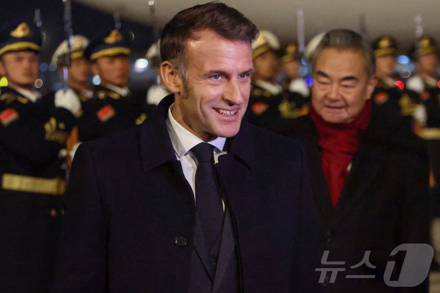 (베이징 AFP=뉴스1) 김경민 기자 = 에마뉘엘 마크롱 프랑스 대통령이 3일 중국 베이징 국제공항에 도착해 왕이 중국 외교부장의 안내를 받아 차량으로 이동하고 있다. 2025.1 …