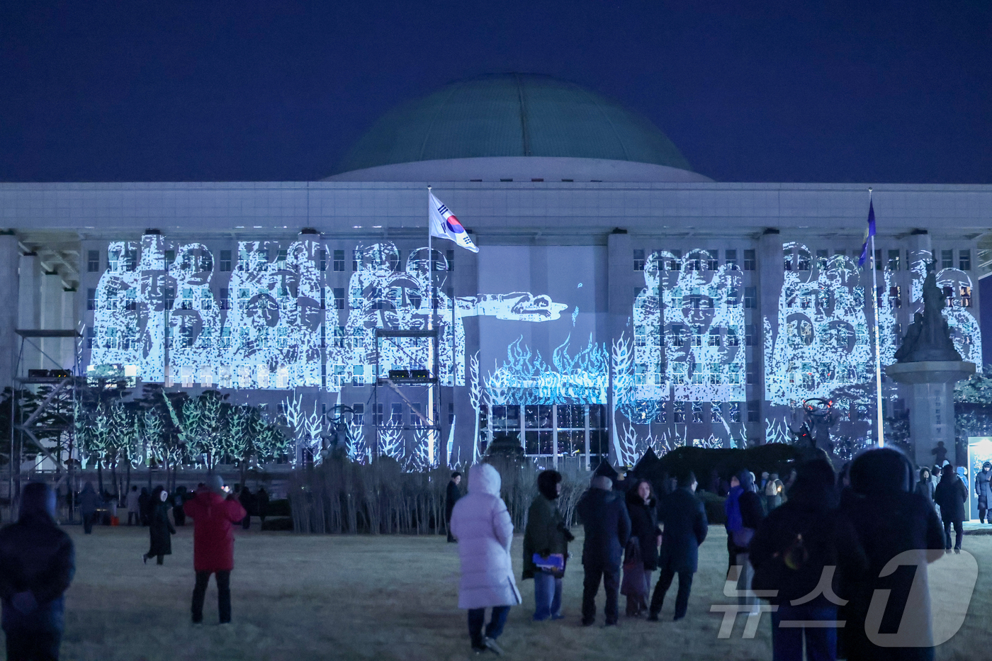(서울=뉴스1) 황기선 기자 = 12·3 비상계엄 1년을 맞은 3일 오후 서울 영등포구 국회의사당에 계엄 해제 당시 기억을 되새기는 '미디어 파사드'가 펼쳐지고 있다. 2025.1 …