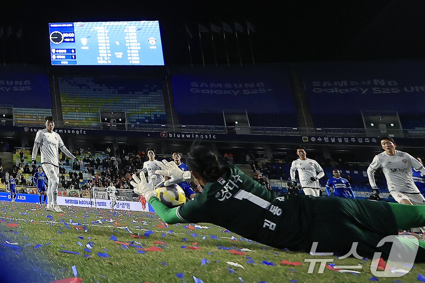 본문 이미지 - 3일 오후 경기도 수원시 팔달구 월드컵로 수원월드컵경기장에서 열린 하나은행 K리그 승강 플레이오프 2025 1차전 수원삼성과 제주SK의 경기에서 제주 김동준 골키퍼가 수원 공격을 막고 있다. 2025.12.3/뉴스1 ⓒ News1 박정호 기자