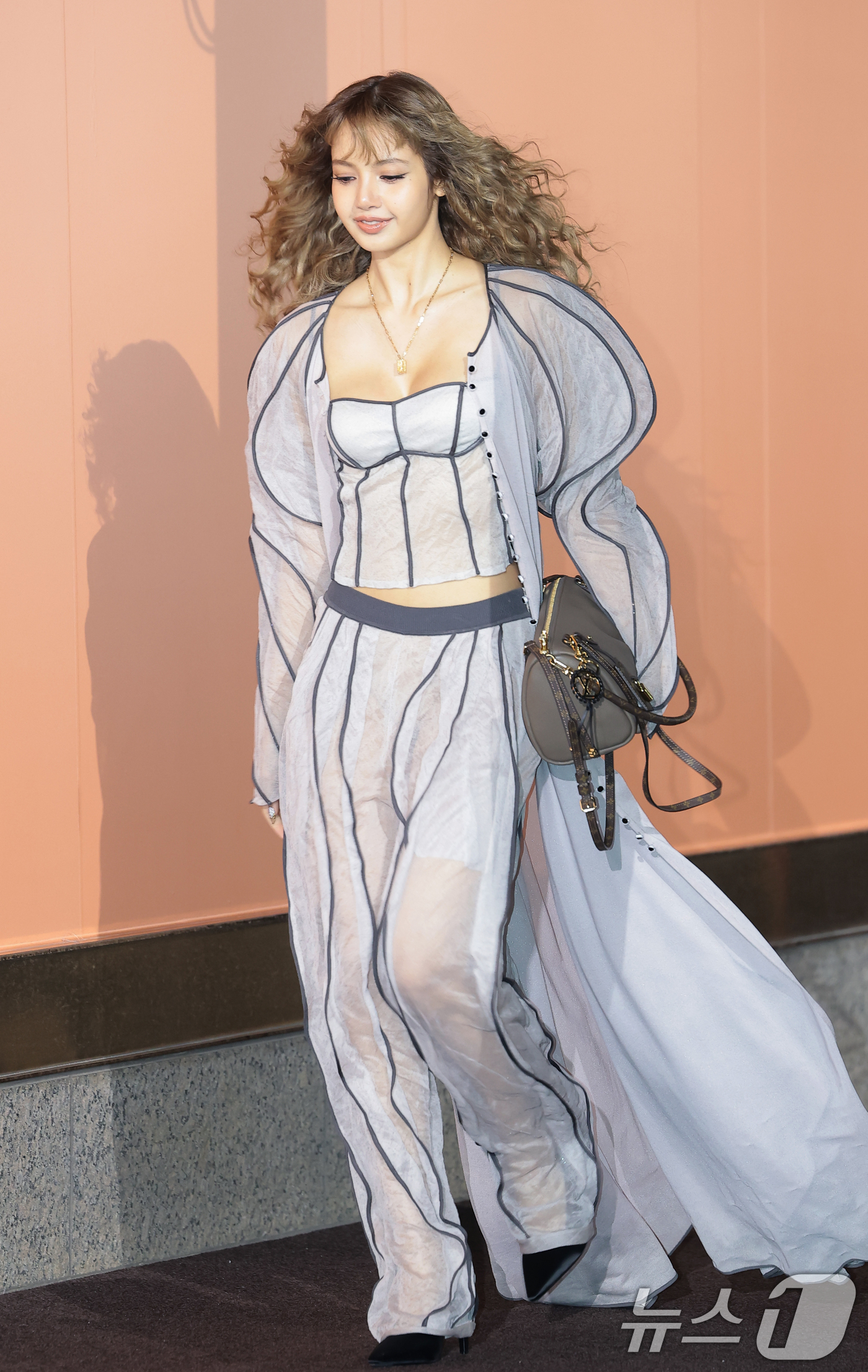 (서울=뉴스1) 권현진 기자 = 블랙핑크 리사가 3일 서울 중구 신세계백화점 본점에서 열린 ‘루이 비통 비저너리 저니 서울’ 오프닝 행사에 참석하고 있다. 2025.12.3/뉴스1 …