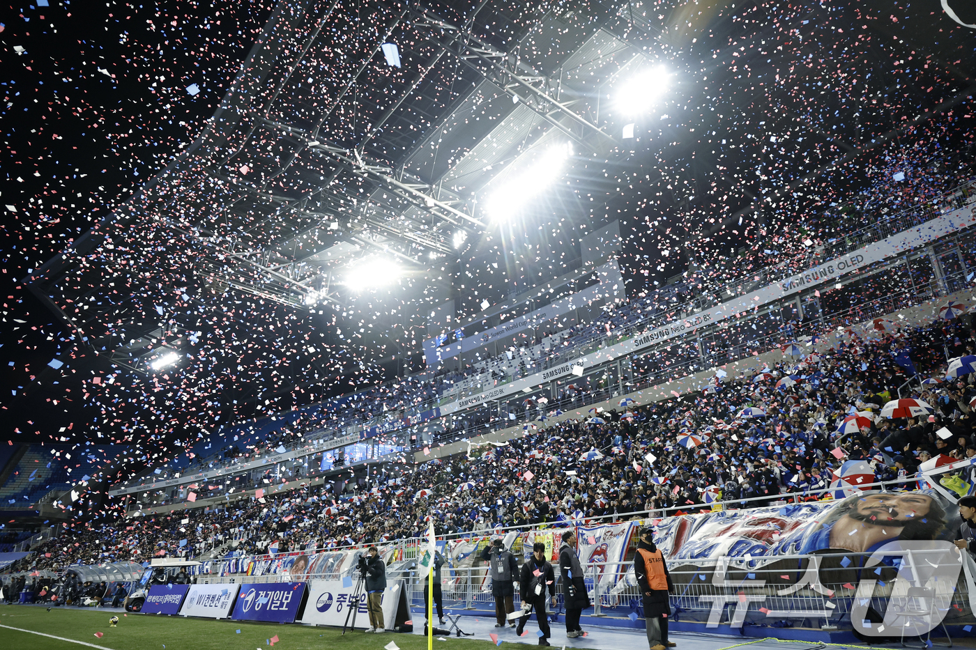 (수원=뉴스1) 박정호 기자 = 3일 오후 경기도 수원시 팔달구 월드컵로 수원월드컵경기장에서 열린 하나은행 K리그 승강 플레이오프 2025 1차전 수원삼성과 제주SK의 경기에서 눈 …