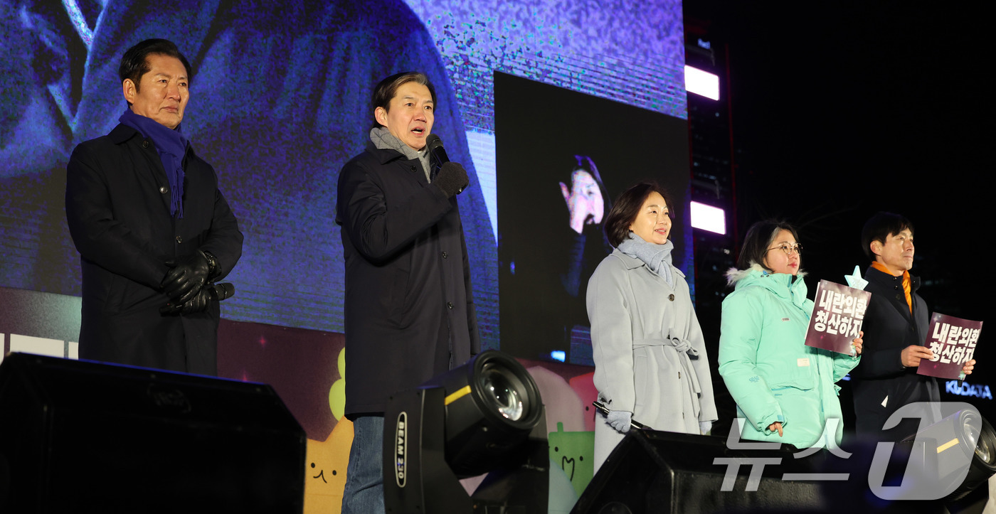 (서울=뉴스1) 박지혜 기자 = 조국 조국혁신당 대표가 3일 서울 여의도 국회에서 열린 '12·3 내란·외환 청산과 종식, 사회 대개혁 시민 대행진' 집회에서 발언하고 있다 202 …