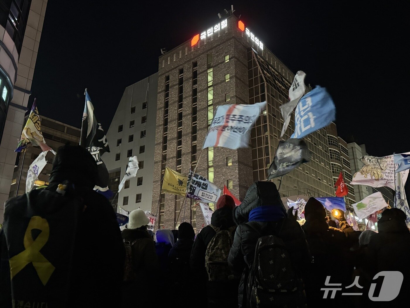 본문 이미지 - 3일 서울 여의도 국민의힘 당사 앞에서 행진하던 시민들이 멈춰 분노의 함성을 지르고 있다. 2025.12.03/ⓒ 뉴스1 권준언 기자