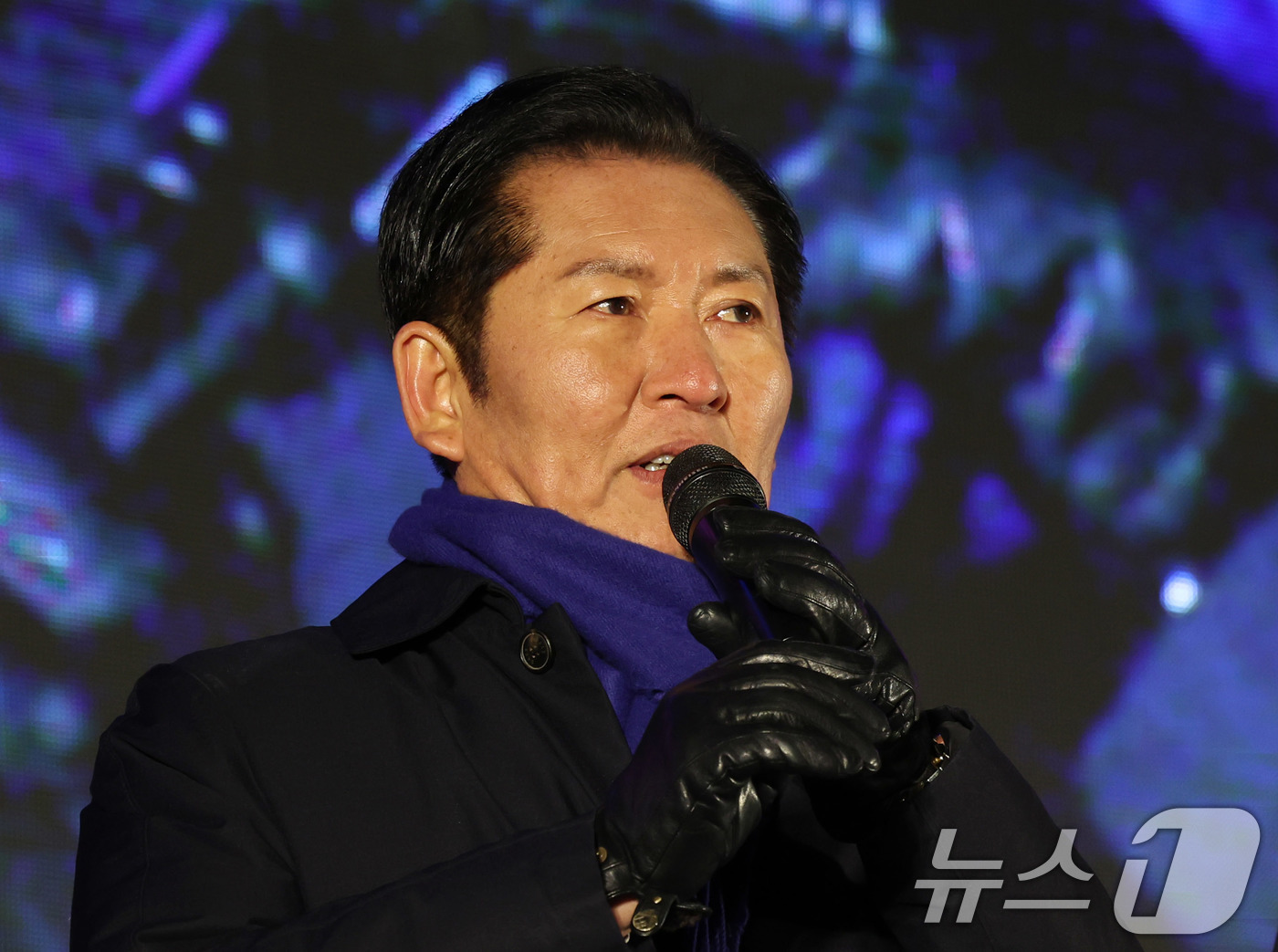 (서울=뉴스1) 박지혜 기자 = 정청래 더불어민주당 대표가 3일 서울 여의도 국회 앞에서 열린 '12·3 내란·외환 청산과 종식, 사회 대개혁 시민 대행진' 집회에서 발언하고 있다 …