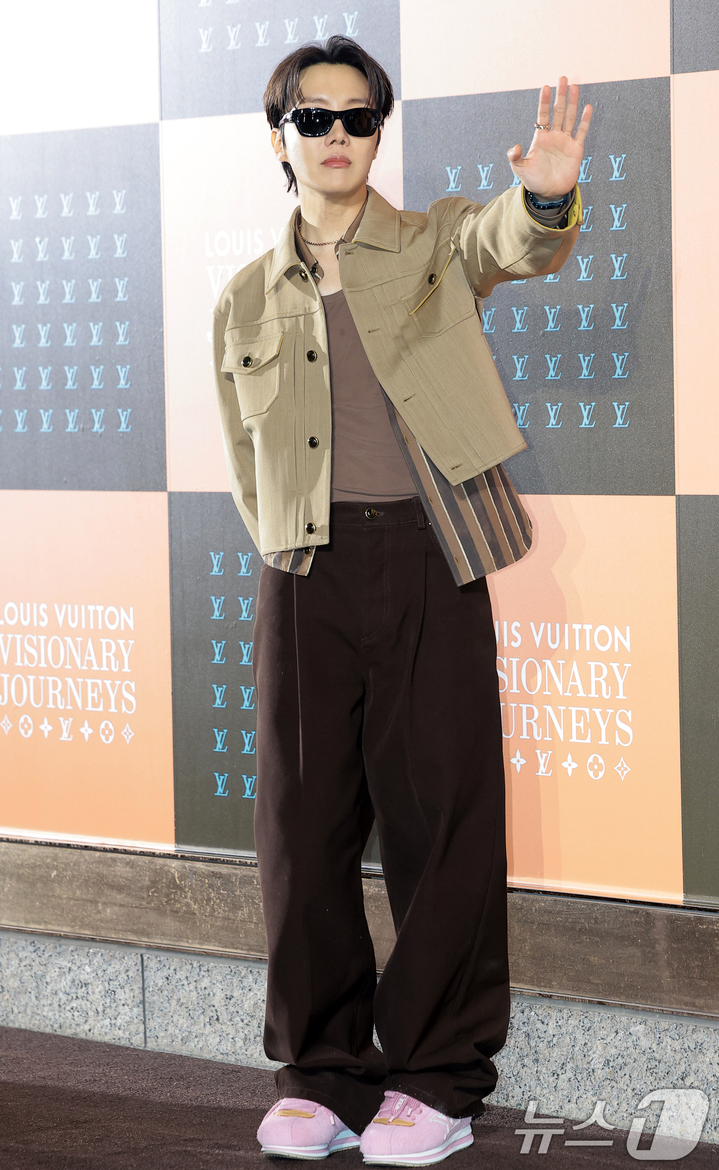 (서울=뉴스1) 권현진 기자 = 방탄소년단(BTS) 제이홉이 3일 서울 중구 신세계백화점 본점에서 열린 ‘루이 비통 비저너리 저니 서울’ 오프닝 행사에 참석해 포즈를 취하고 있다. …