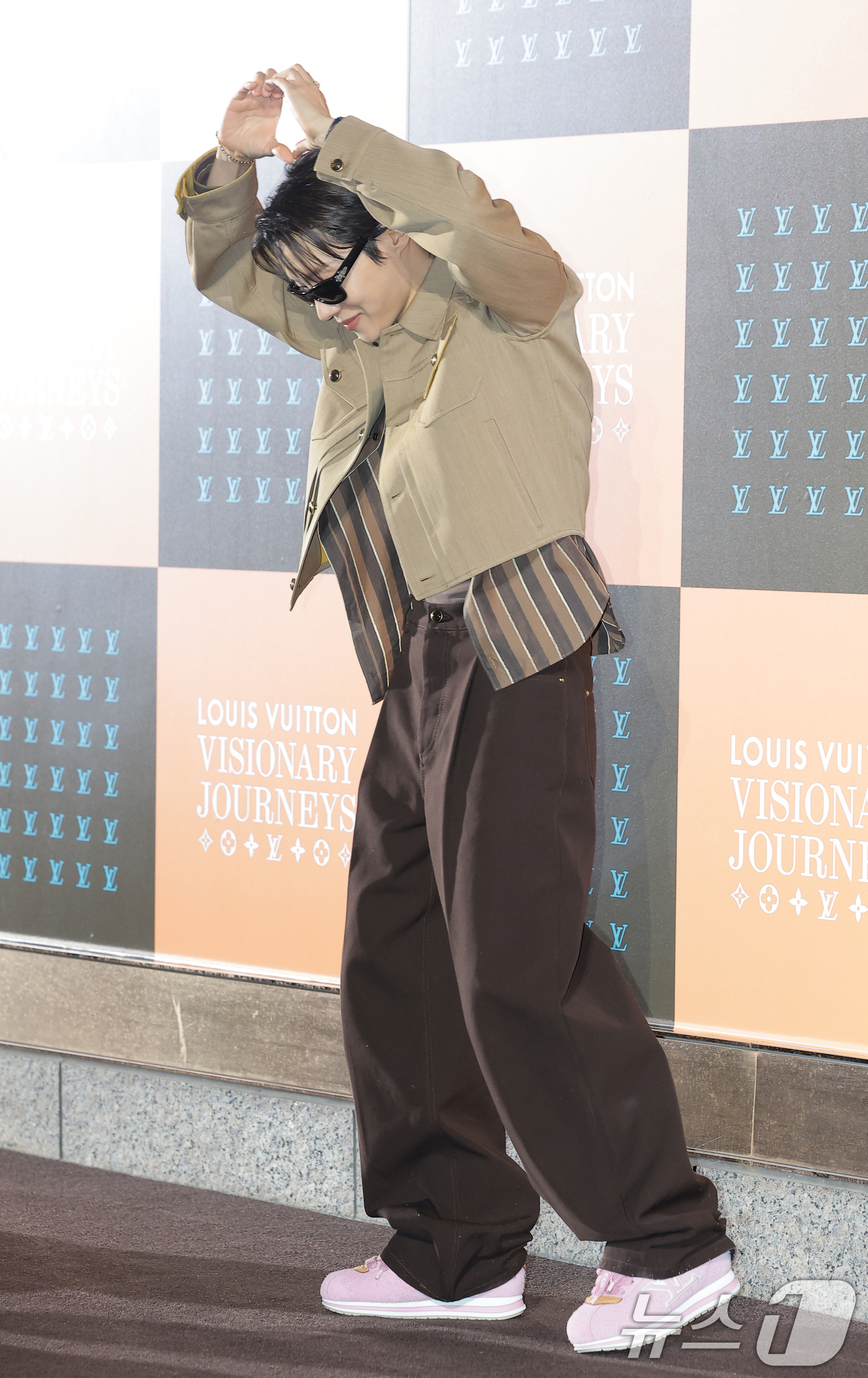 (서울=뉴스1) 권현진 기자 = 방탄소년단(BTS) 제이홉이 3일 서울 중구 신세계백화점 본점에서 열린 ‘루이 비통 비저너리 저니 서울’ 오프닝 행사에 참석해 포즈를 취하고 있다. …