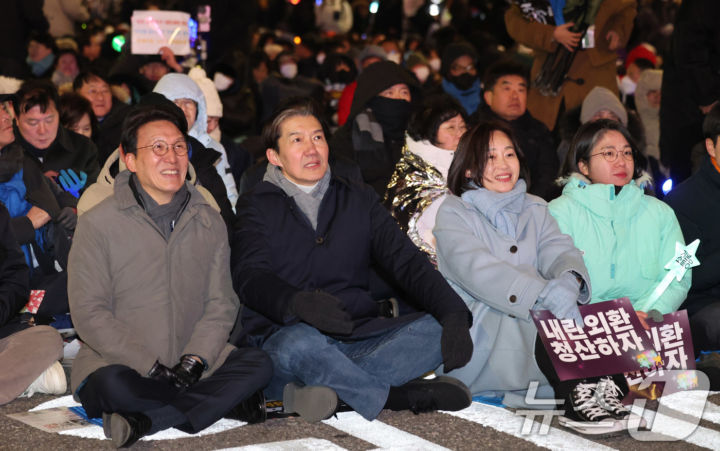 (서울=뉴스1) 박지혜 기자 = 김민석 국무총리와 조국 조국혁신당 대표가 12·3 비상계엄 1년을 맞은 3일 서울 여의도 국회 앞에서 열린 '12·3 내란외환 청산과 종식, 사회대 …