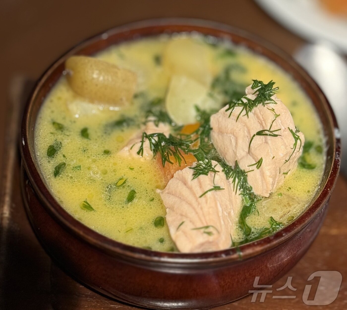 본문 이미지 - 겨울철 필수 음식인 연어수프ⓒ News1 윤슬빈 관광전문기자