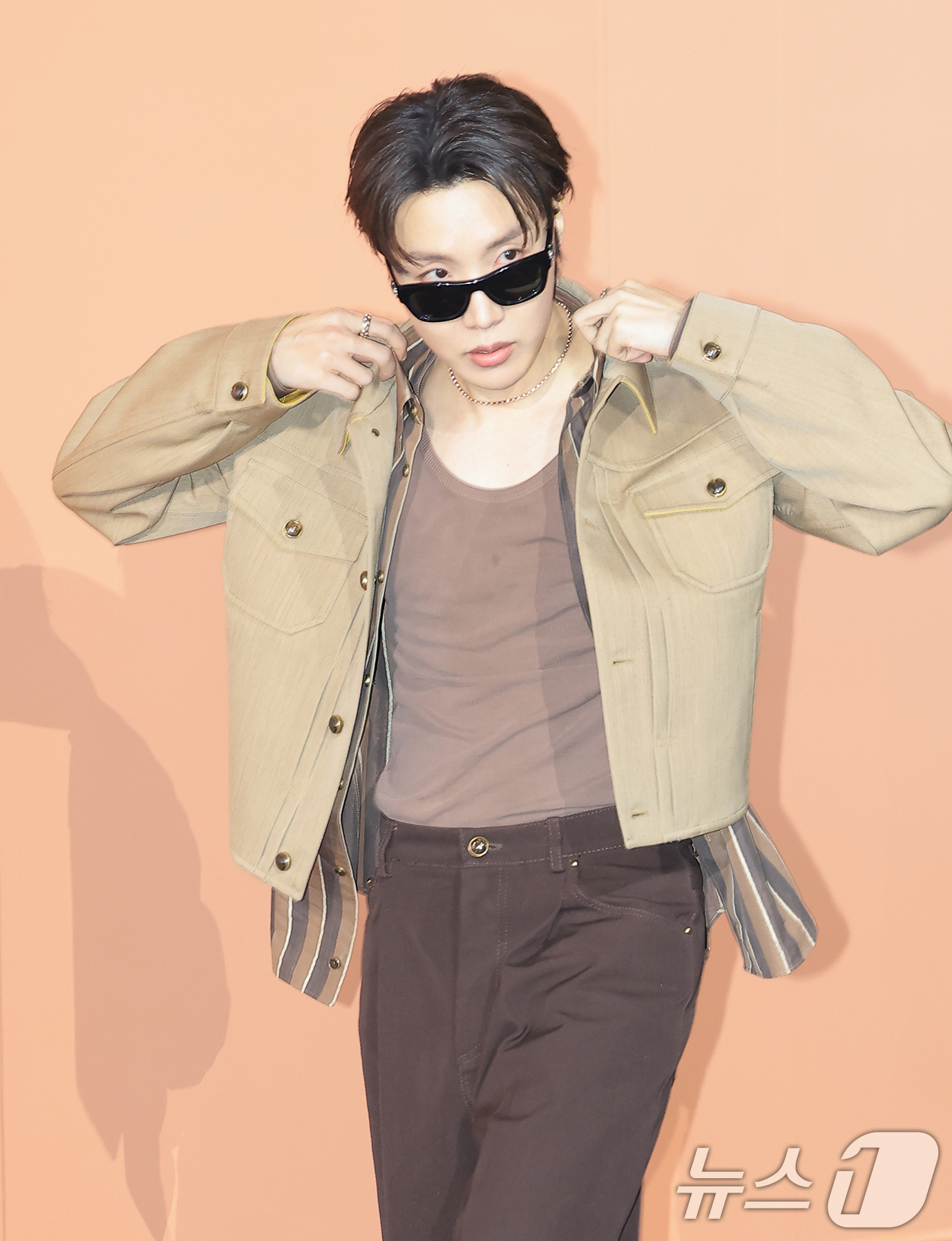 (서울=뉴스1) 권현진 기자 = 방탄소년단(BTS) 제이홉이 3일 서울 중구 신세계백화점 본점에서 열린 ‘루이 비통 비저너리 저니 서울’ 오프닝 행사에 참석해 포즈를 취하고 있다. …