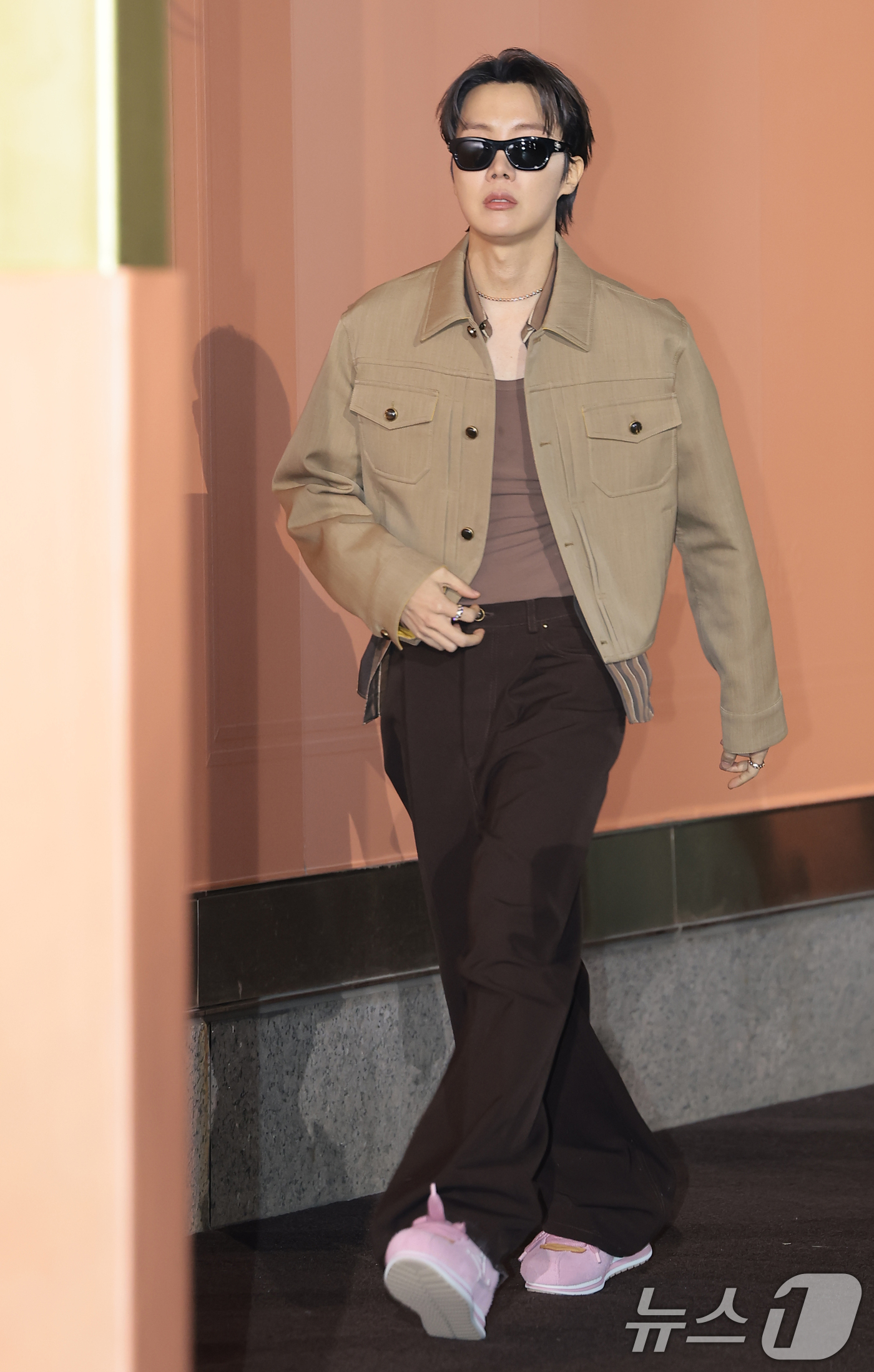 (서울=뉴스1) 권현진 기자 = 방탄소년단(BTS) 제이홉이 3일 서울 중구 신세계백화점 본점에서 열린 ‘루이 비통 비저너리 저니 서울’ 오프닝 행사에 참석해 포즈를 취하고 있다. …