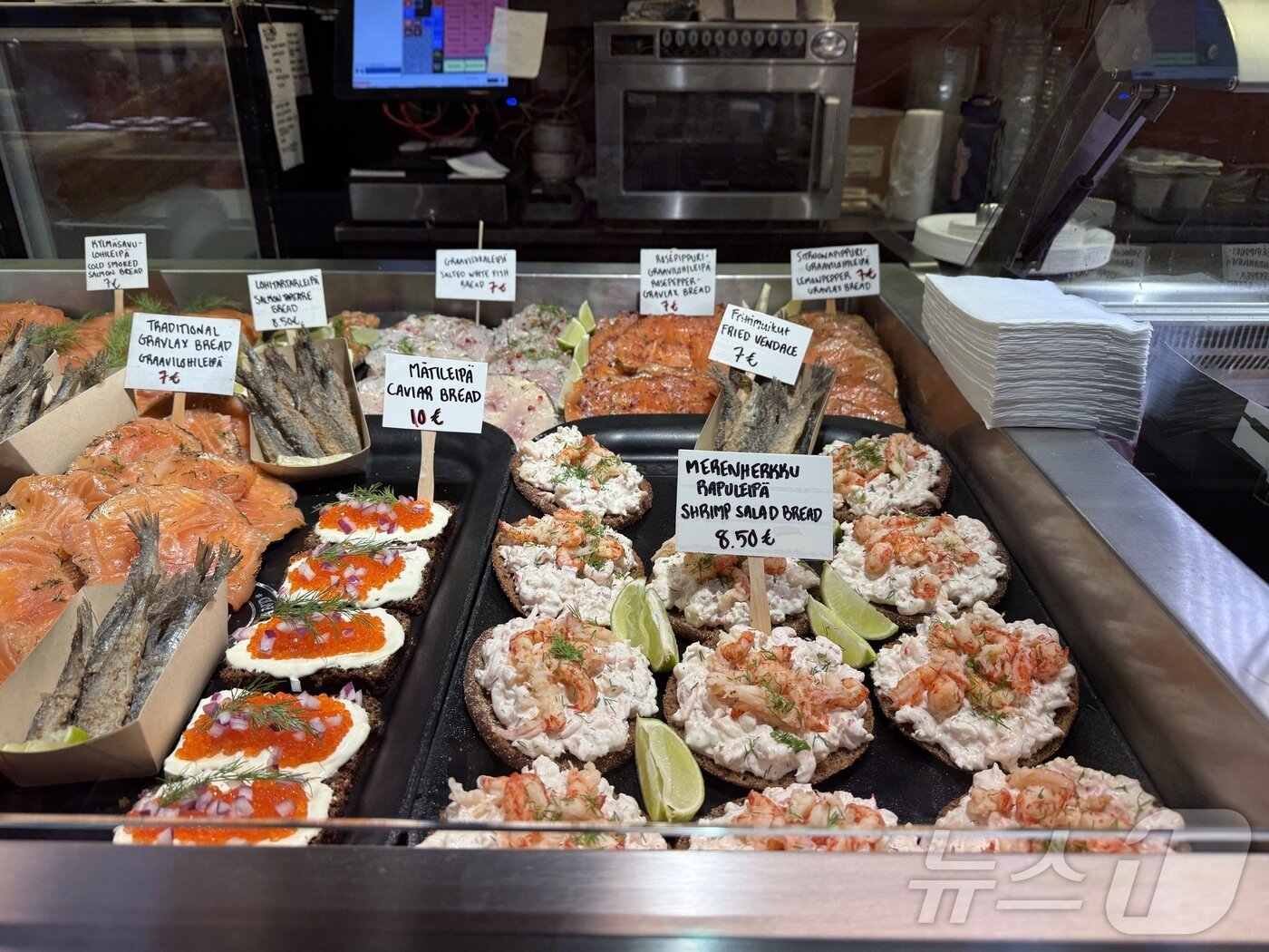 본문 이미지 - 올드마켓 홀에선 판매하는 다양한 음식들. 새우, 연어 오픈샌드위치와 ⓒ News1 윤슬빈 관광전문기자