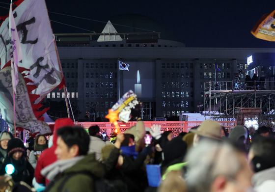 '계엄 1년' 주말 서울 곳곳 집회…"조희대 탄핵" vs "합법 계엄"
