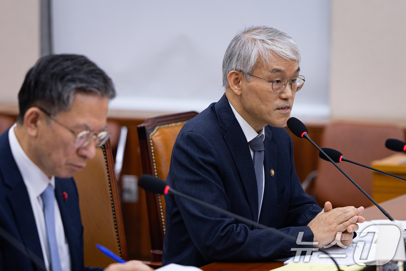 (서울=뉴스1) 유승관 기자 = 천대엽 법원행정처장이 3일 서울 여의도 국회에서 열린 제429회 국회(정기회) 법제사법위원회 제16차 전체회의에서 의원 질의에 답하고 있다. 202 …