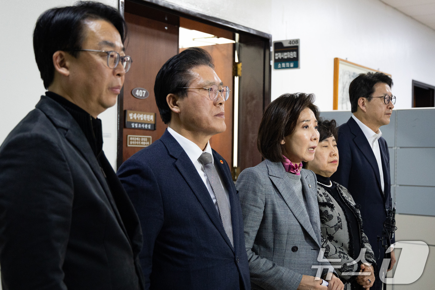 (서울=뉴스1) 유승관 기자 = 국회 법제사법위원회 국민의힘 위원들이 3일 서울 여의도 국회 법제사법위원회 전체회의장 앞에서 더불어민주당의 내란전담재판부 설치 관련 법안 강행을 규 …