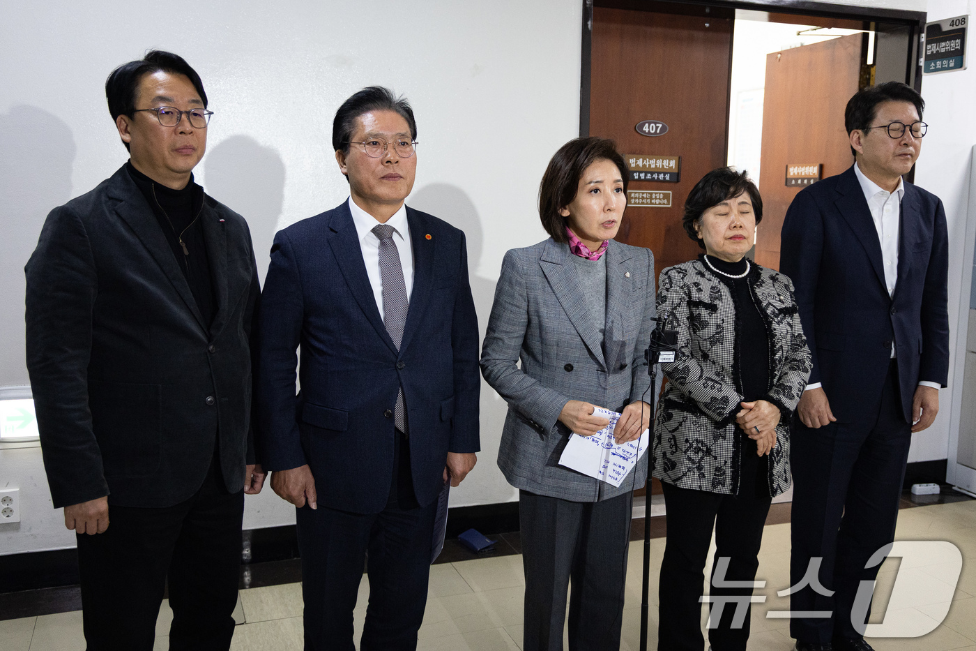 (서울=뉴스1) 유승관 기자 = 국회 법제사법위원회 국민의힘 위원들이 3일 서울 여의도 국회 법제사법위원회 전체회의장 앞에서 더불어민주당의 내란전담재판부 설치 관련 법안 강행을 규 …