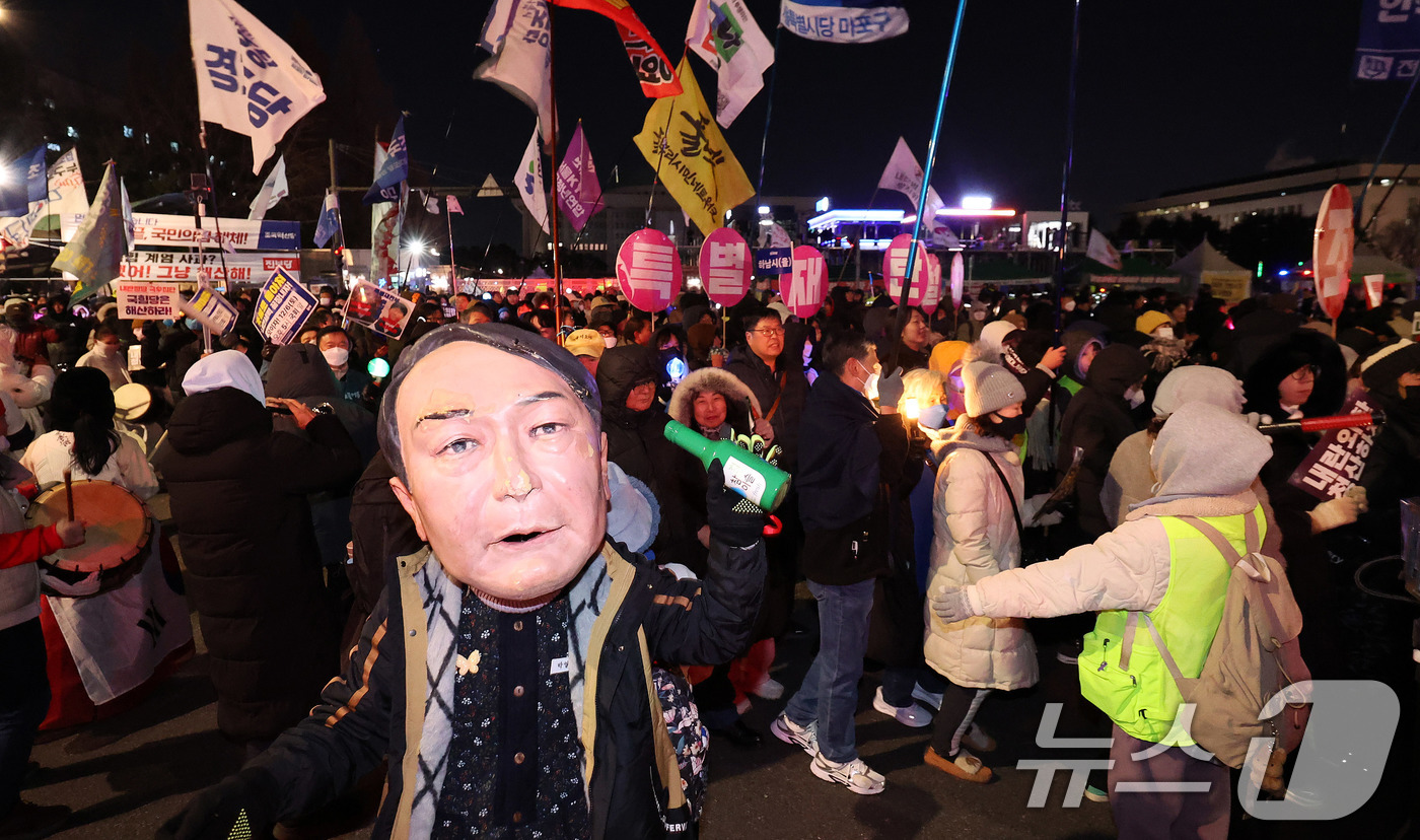(서울=뉴스1) 박지혜 기자 = 12·3 비상계엄 1년을 맞은 3일 서울 여의도 국회 앞에서 열린 '12·3 내란외환 청산과 종식, 사회대개혁 시민대행진'에서 윤석열 전 대통령 가 …