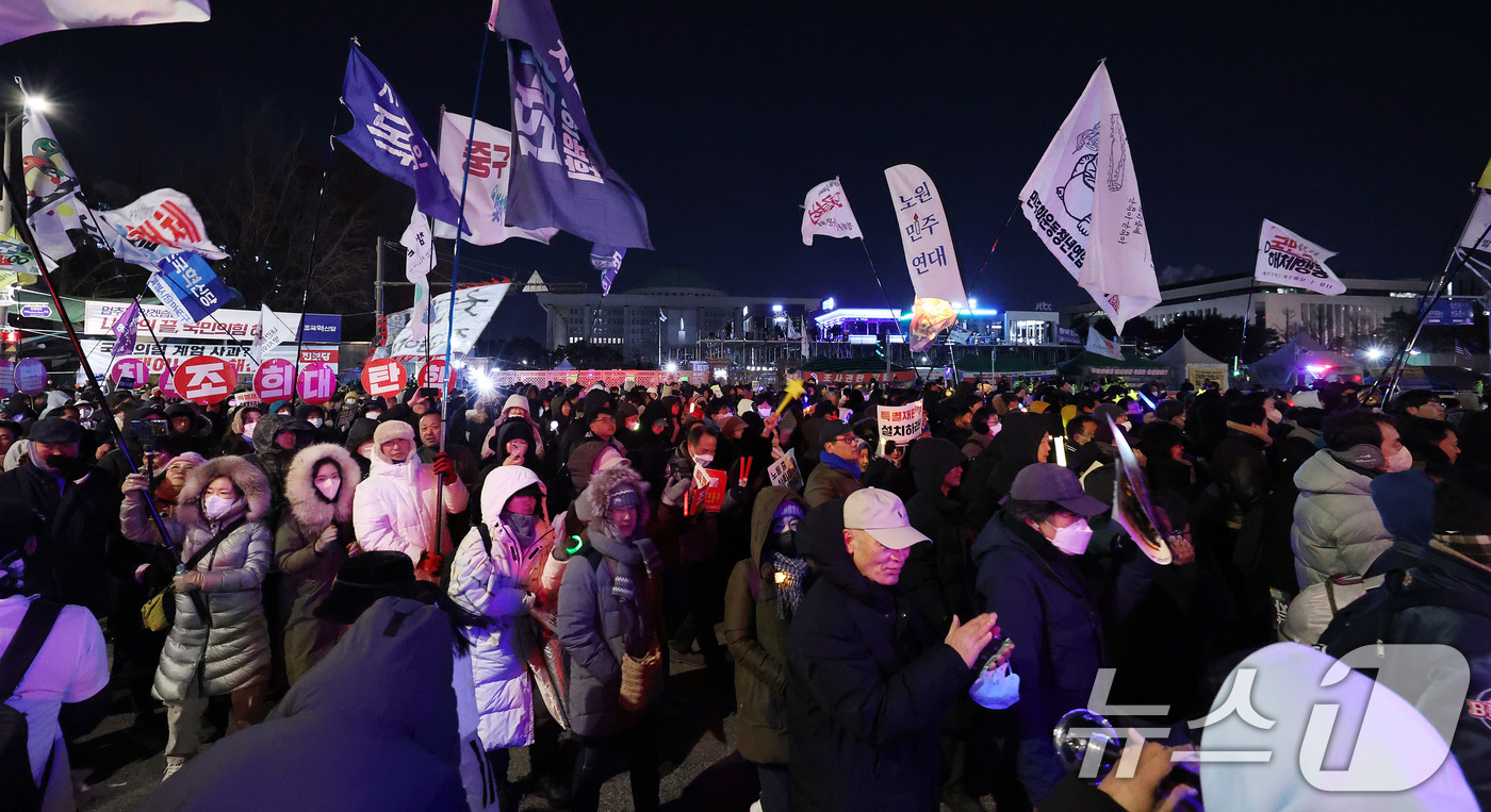 (서울=뉴스1) 박지혜 기자 = 12·3 비상계엄 1년을 맞은 3일 서울 여의도 국회 앞에서 열린 '12·3 내란외환 청산과 종식, 사회대개혁 시민대행진'에 참여한 시민들이 행진하 …