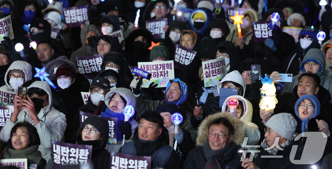 (서울=뉴스1) 박지혜 기자 = 12·3 비상계엄 1년을 맞은 3일 서울 여의도 국회 앞에서 열린 '12·3 내란외환 청산과 종식, 사회대개혁 시민대행진'에 참여한 시민들이 구호를 …