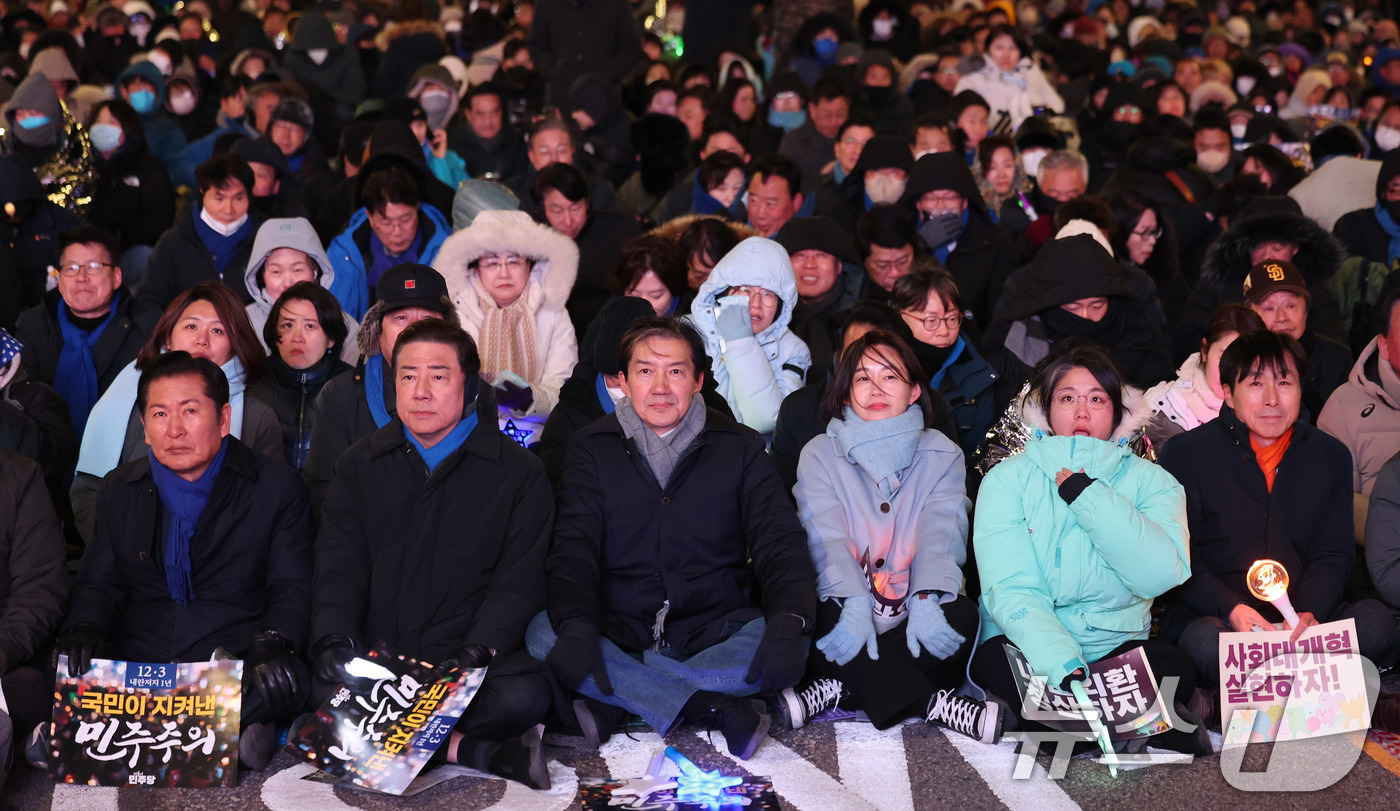 (서울=뉴스1) 박지혜 기자 = 정청래 더불어민주당 대표(왼쪽부터), 김병기 원내대표, 조국 조국혁신당 대표, 김재연 진보당 대표, 용혜인 기본소득당 대표, 한창민 사회민주당 대표 …