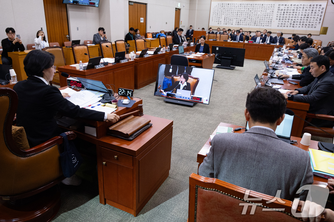 (서울=뉴스1) 유승관 기자 = 추미애 국회 법제사법위원장이 3일 서울 여의도 국회에서 열린 제429회 국회(정기회) 법제사법위원회 제16차 전체회의에서 의사봉을 두드리고 있다. …