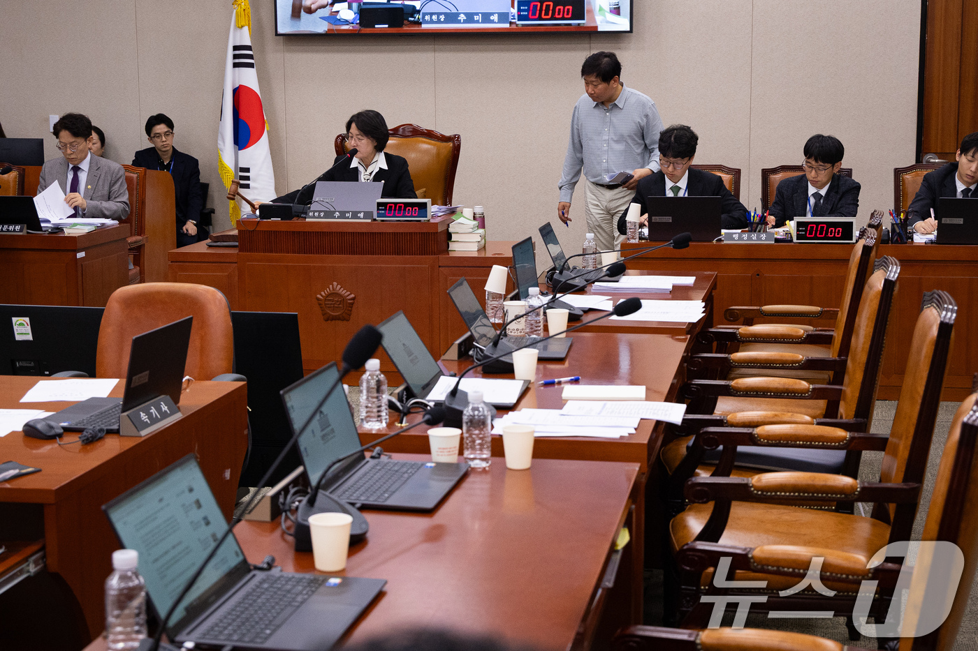 (서울=뉴스1) 유승관 기자 = 추미애 국회 법제사법위원장이 3일 서울 여의도 국회에서 열린 제429회 국회(정기회) 법제사법위원회 제16차 전체회의에서 의사봉을 두드리고 있다. …