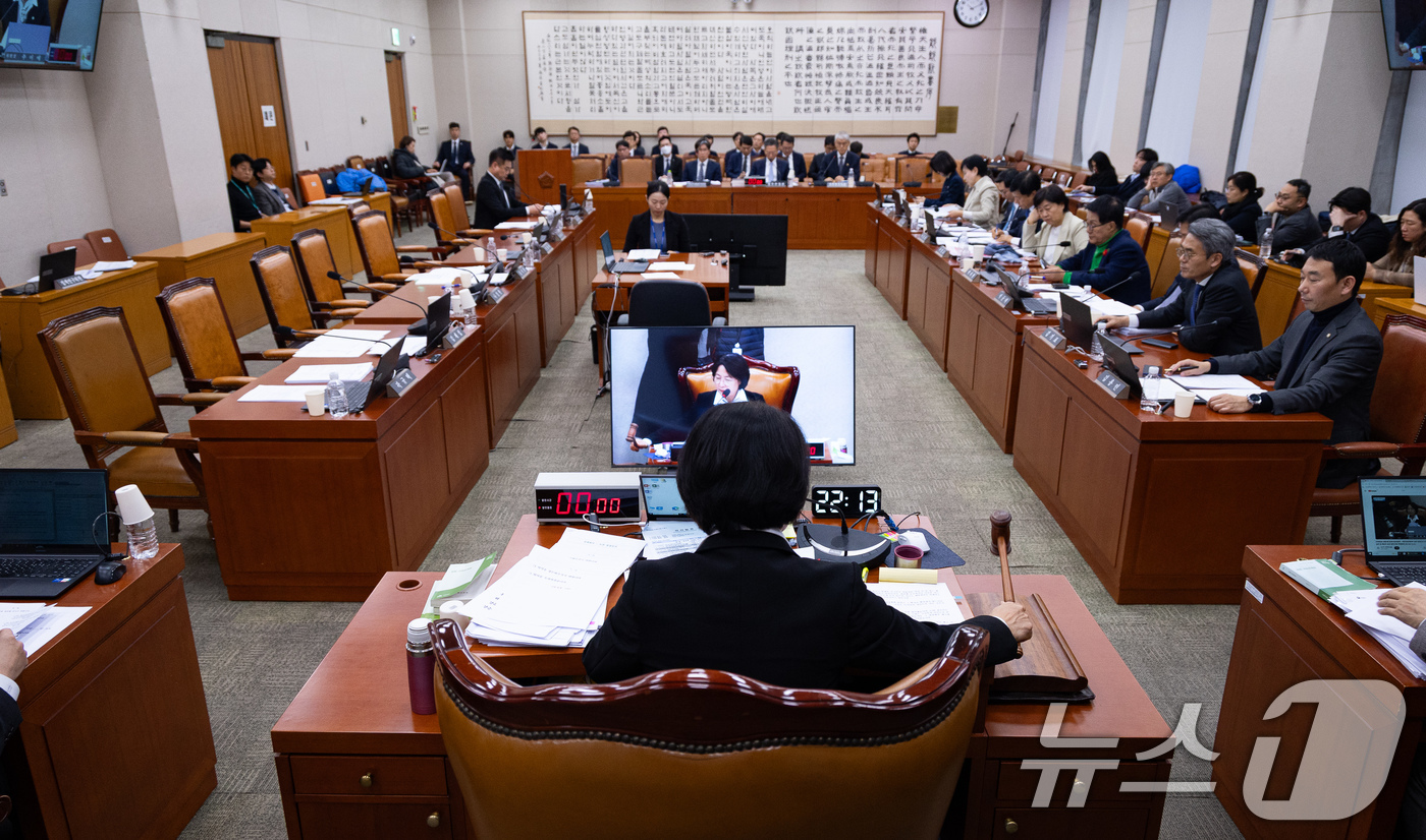 (서울=뉴스1) 유승관 기자 = 추미애 국회 법제사법위원장이 3일 서울 여의도 국회에서 열린 제429회 국회(정기회) 법제사법위원회 제16차 전체회의에서 의사봉을 두드리고 있다. …