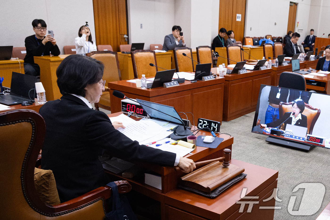 (서울=뉴스1) 유승관 기자 = 추미애 국회 법제사법위원장이 3일 서울 여의도 국회에서 열린 제429회 국회(정기회) 법제사법위원회 제16차 전체회의에서 의사봉을 두드리고 있다. …