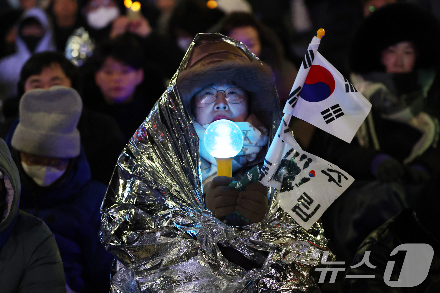 (서울=뉴스1) 황기선 기자 = 12·3 비상계엄 1년을 맞은 3일 서울 여의도 국회 앞에서 열린 '12·3 내란외환 청산과 종식, 사회대개혁 시민대행진'에 참석한 시민들이 응원봉 …