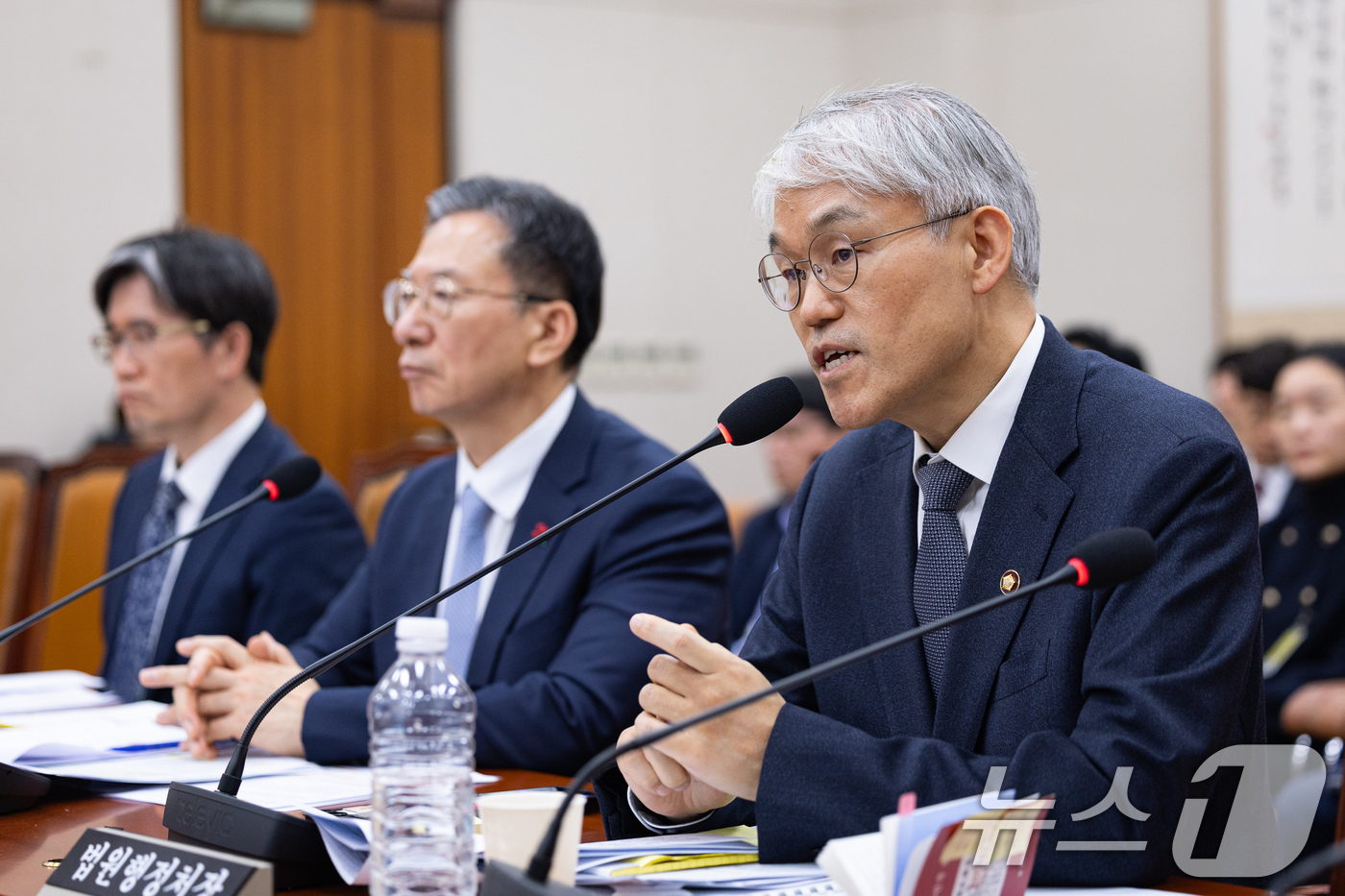 (서울=뉴스1) 유승관 기자 = 천대엽 법원행정처장이 3일 서울 여의도 국회에서 열린 제429회 국회(정기회) 법제사법위원회 제16차 전체회의에서 의원 질의에 답하고 있다. 202 …