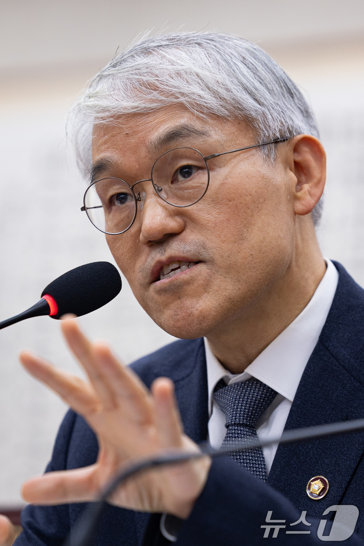 (서울=뉴스1) 유승관 기자 = 천대엽 법원행정처장이 3일 서울 여의도 국회에서 열린 제429회 국회(정기회) 법제사법위원회 제16차 전체회의에서 의원 질의에 답하고 있다. 202 …