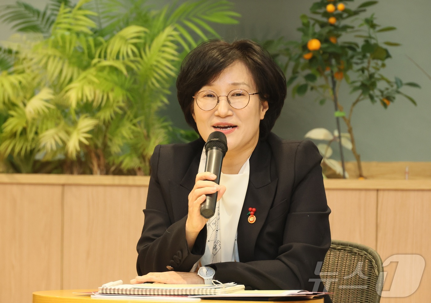 (서울=뉴스1) = 원민경 성평등가족부 장관이 3일 오후 서울 성동구 KT&G 상상플래닛에서 열린 제4차 성평등 토크콘서트 '소다팝'에서 청년 참가자들과 함께 '사회 참여기 청년의 …