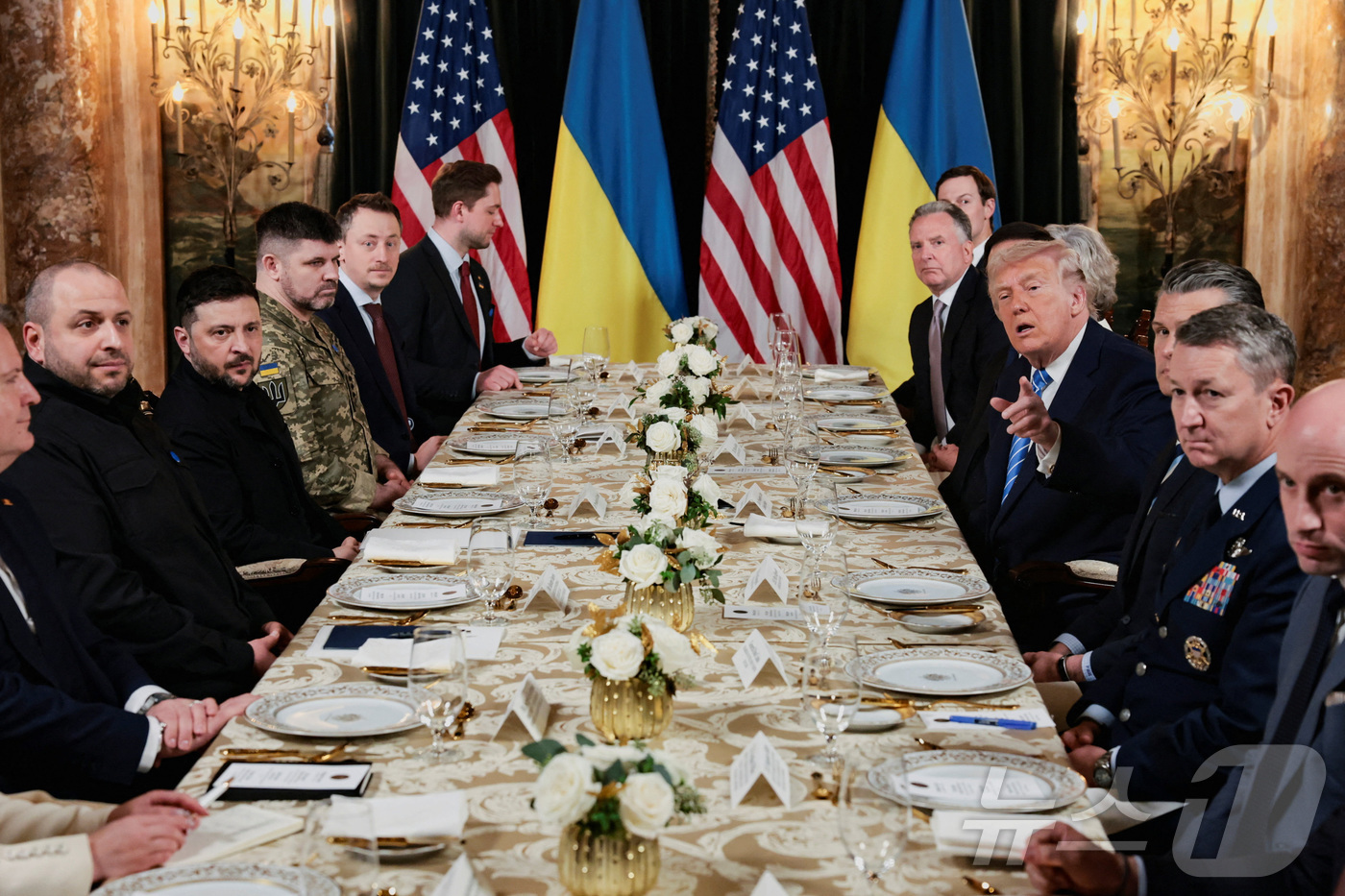 (팜비치 로이터=뉴스1) 김경민 기자 = 도널드 트럼프 미국 대통령은 28일(현지시간) 플로리다주 팜비치의 마러라고 리조트에서 볼로디미르 젤렌스키 우크라이나 대통령과 만나고 있다. …