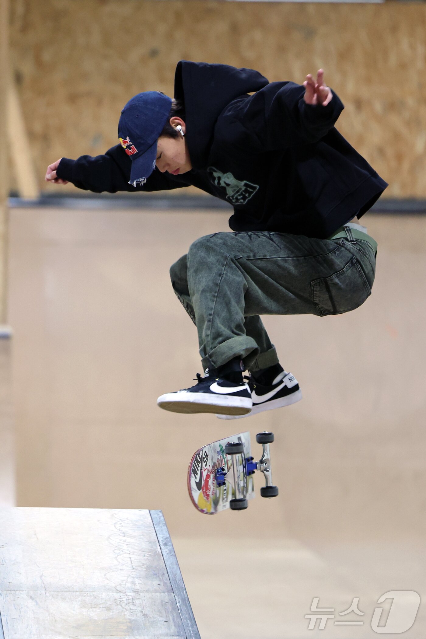본문 이미지 - 대한민국 스케이트보드 국가대표 강준이가 인천 부평구 케이팔팔스케이트보드클럽(K88 SKATE CLUB)에서 기술을 선보이고 있다. 2026.1.1/뉴스1 ⓒ News1 황기선 기자