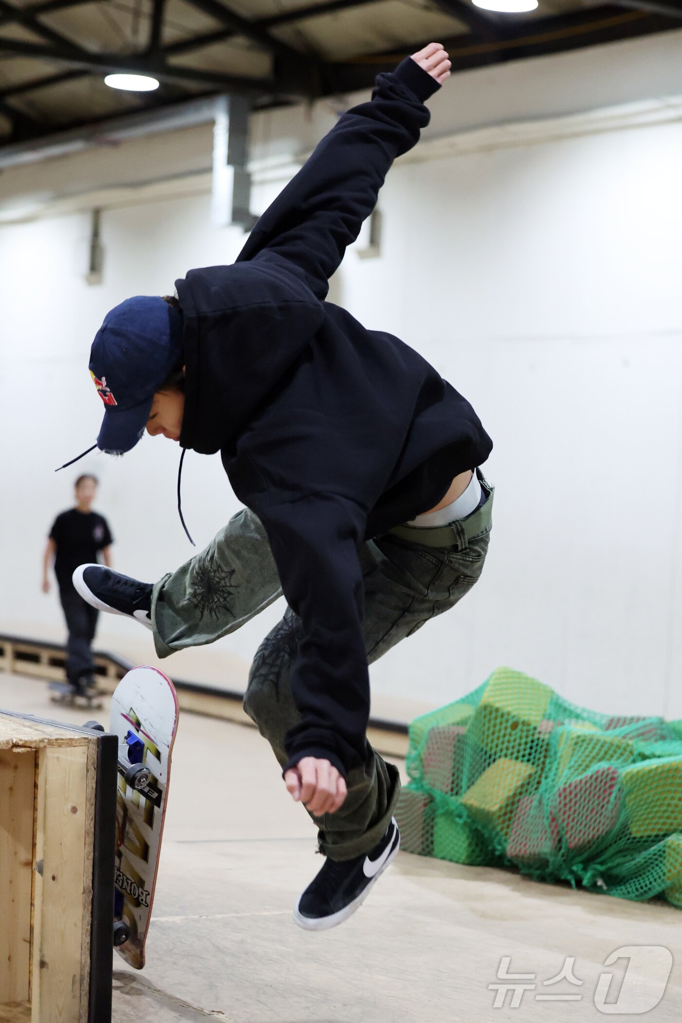 본문 이미지 - 대한민국 스케이트보드 국가대표 강준이가 인천 부평구 케이팔팔스케이트보드클럽(K88 SKATE CLUB)에서 기술 시도 중 넘어지고 있다. 2026.1.1/뉴스1 ⓒ News1 황기선 기자