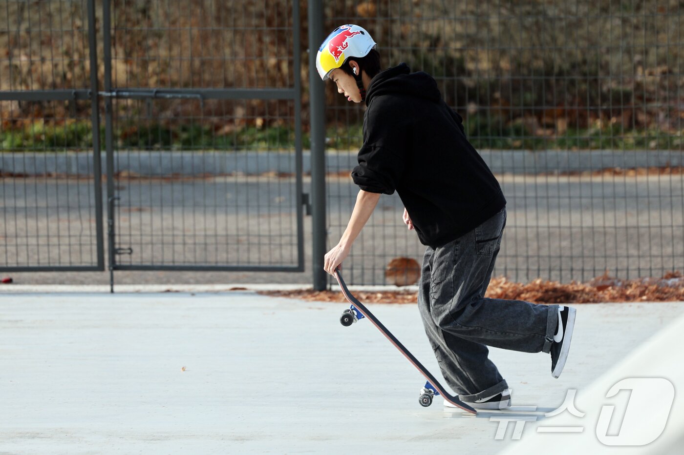 본문 이미지 - 대한민국 스케이트보드 국가대표 강준이가 서울 동작구 보라매공원에서 훈련을 하고 있다. 2026.1.1/뉴스1 ⓒ News1 황기선 기자