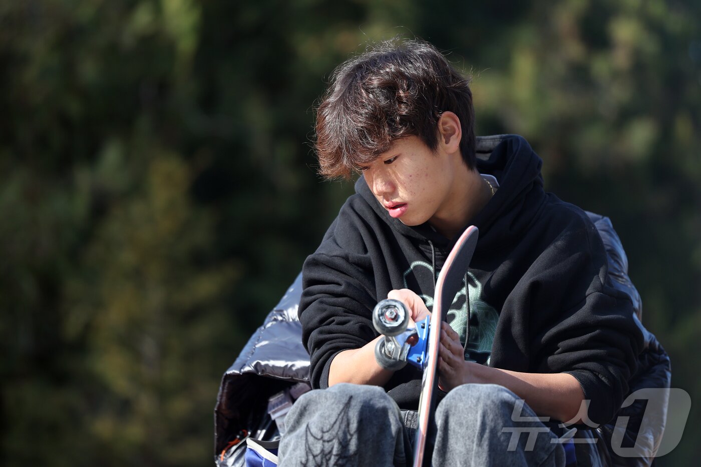본문 이미지 - 대한민국 스케이트보드 국가대표 강준이가 서울 동작구 보라매공원에서 보드를 세팅하고 있다. 2026.1.1/뉴스1 ⓒ News1 황기선 기자