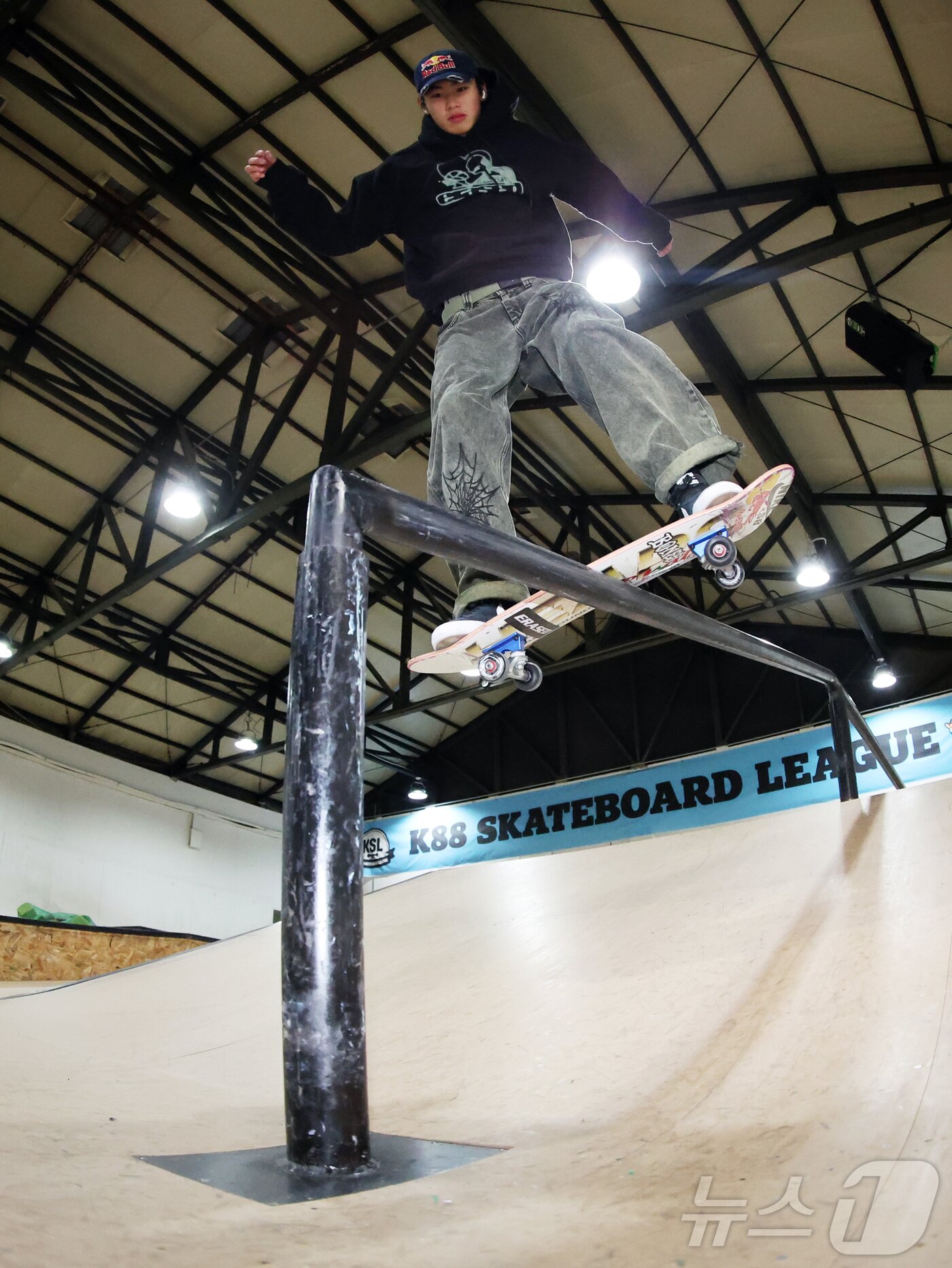 본문 이미지 - 대한민국 스케이트보드 국가대표 강준이가 인천 부평구 케이팔팔스케이트보드클럽(K88 SKATE CLUB)에서 기술을 선보이고 있다. 2026.1.1/뉴스1 ⓒ News1 황기선 기자