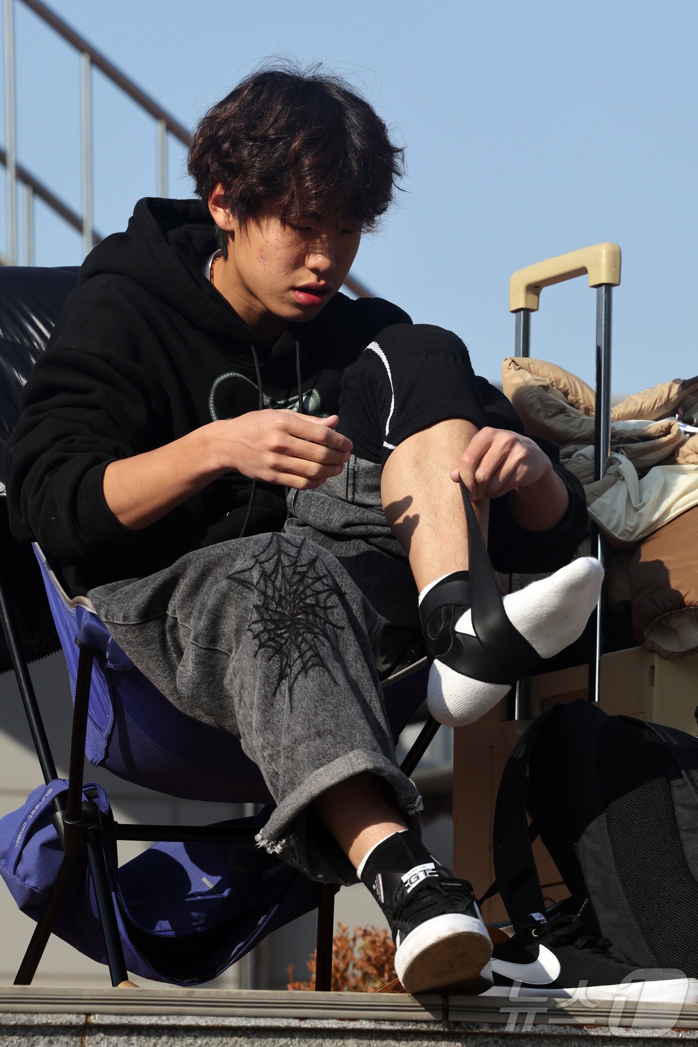 본문 이미지 - 대한민국 스케이트보드 국가대표 강준이가 서울 동작구 보라매공원에서 보호장구를 착용하고 있다. 2026.1.1/뉴스1 ⓒ News1 황기선 기자